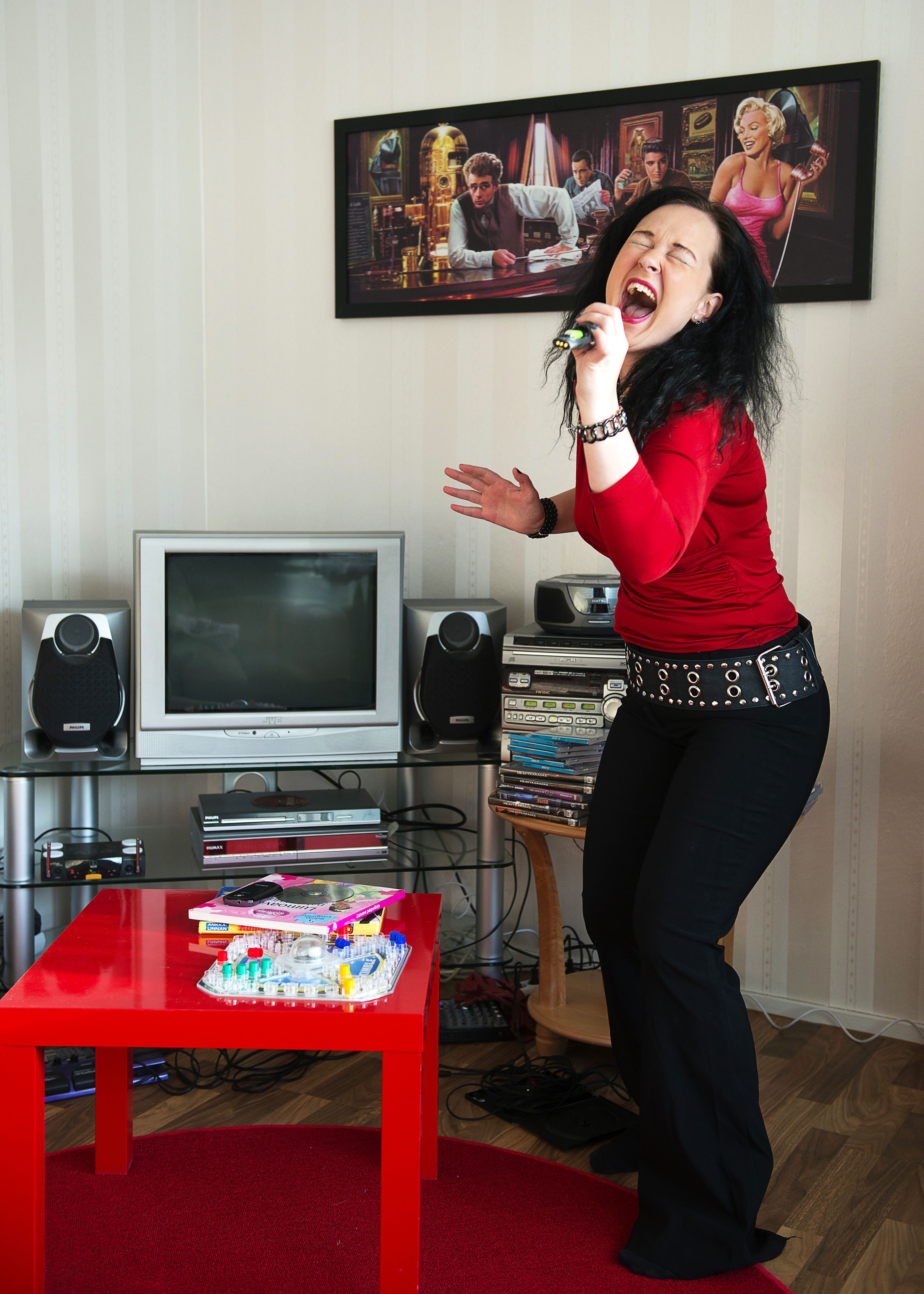 Kun Heli meni aikoinaan naimisiin, hevimusiikkia fanittava pari otti sukunimekseen Hevanderin. Karaokelaitteet ovat olohuoneessa kunniapaikalla.