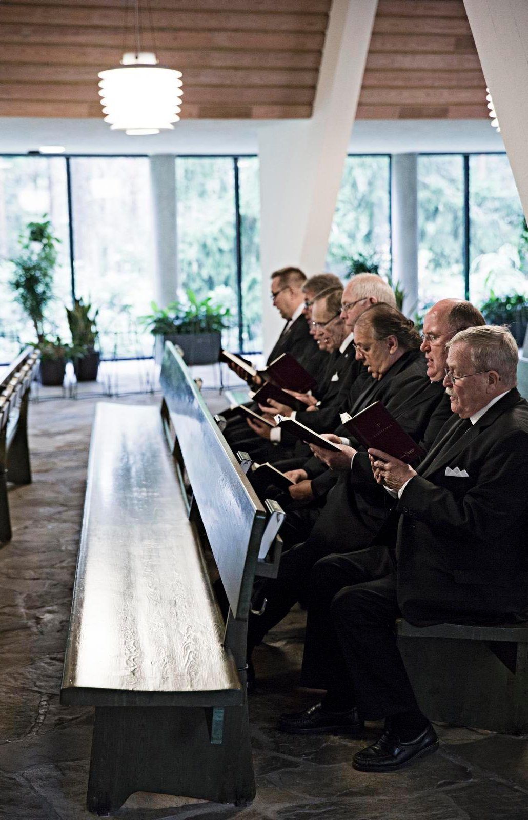 ”Kiitävi aika, vierähtävät vuodet, miespolvet vaipuvat unholaan.”