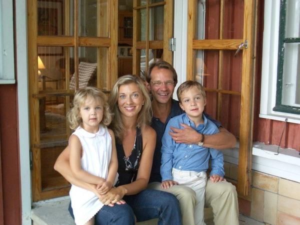 Clarisse, Juhani ja lapset heinäkuussa 2004. ”Tällaisena haluan Juhanin muistaa”, Clarisse sanoo. 