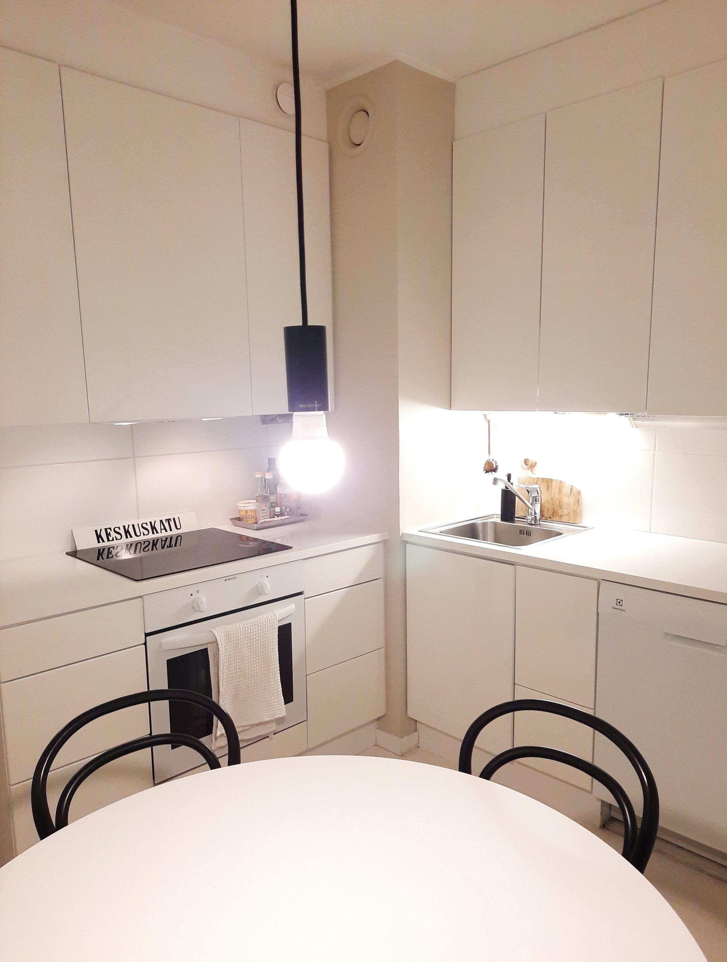 Keittiön sivuseinä on Jonnan lempiseinä, jonka hän maalaa aina uudestaan eri väreillä fiiliksen mukaan. Tällä hetkellä seinä on beige, mutta myös vihreä maali on jo ostettuna.