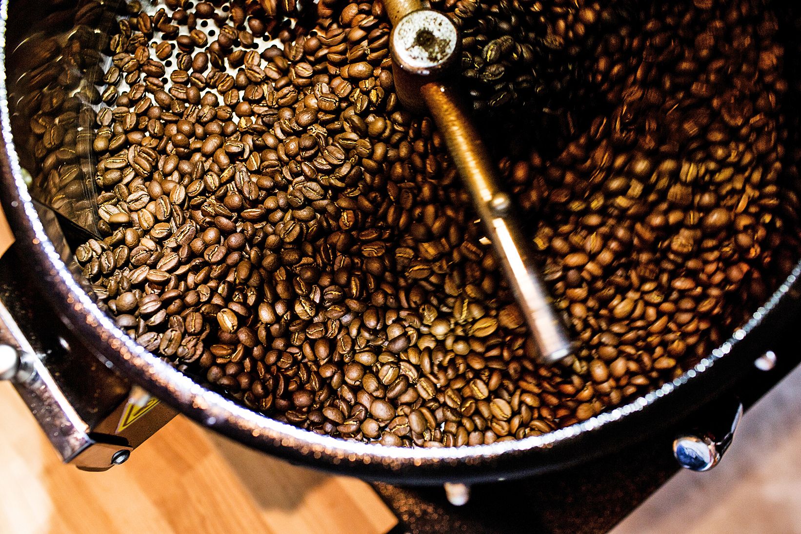 Paahdettu kahvi on jopa 200-asteista. Papu on parhaimmillaan noin kahden viikon kuluttua paahdosta.