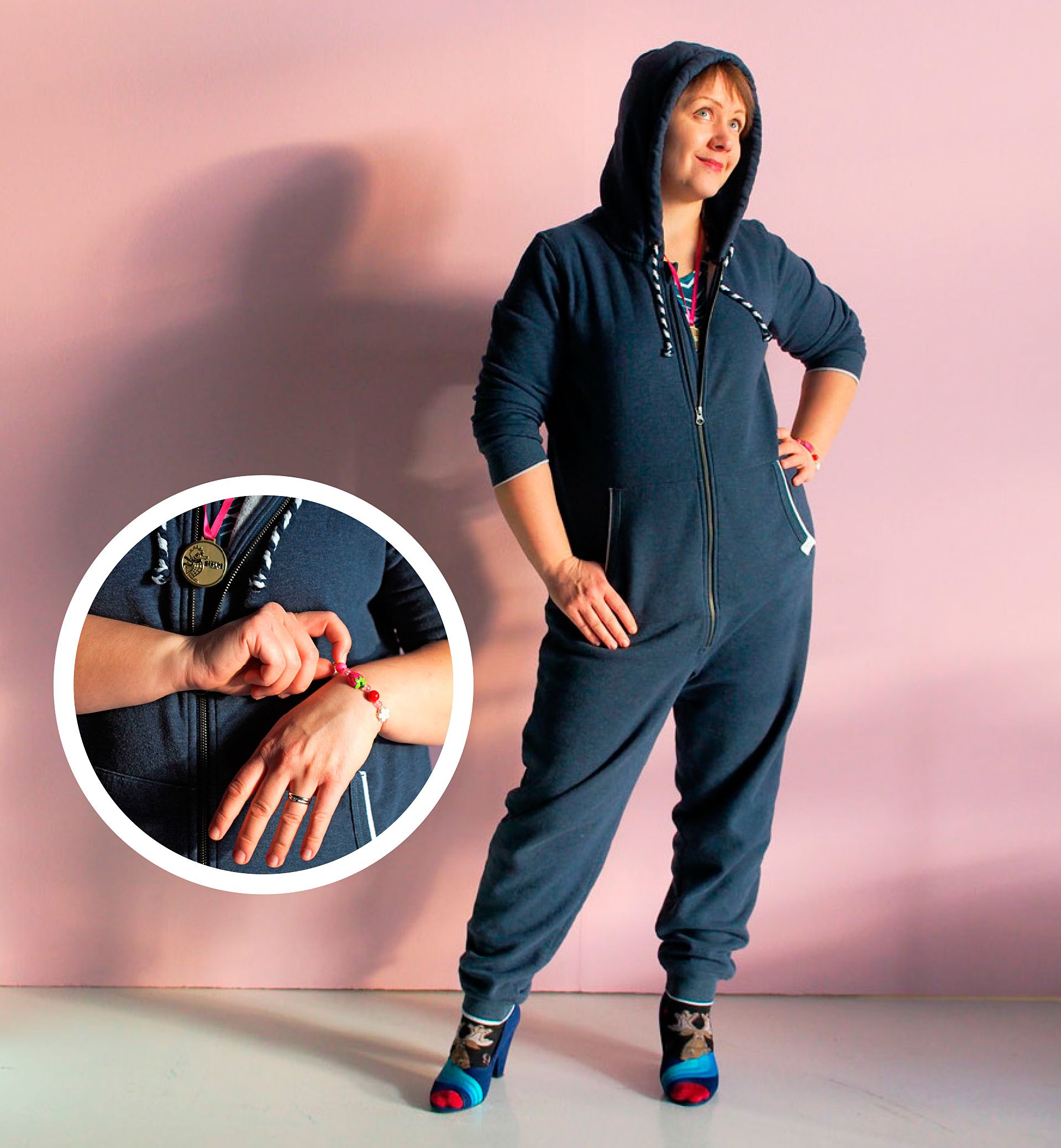 Sain tämän mukavan jumpsuitin taannoin syntymäpäivälahjaksi aviomieheltäni. Lapset ovat ristineet puvun löysän mallin mukaisesti Barbapapa-puvuksi, vaikka väri on lähempänä Barbamamaa. Miehen kaapista kaivetut porosukat, taaperon valitsemat korkokengät, Sealife-mitali ja hedelmärannekoru kruunasivat kokonaisuuden.