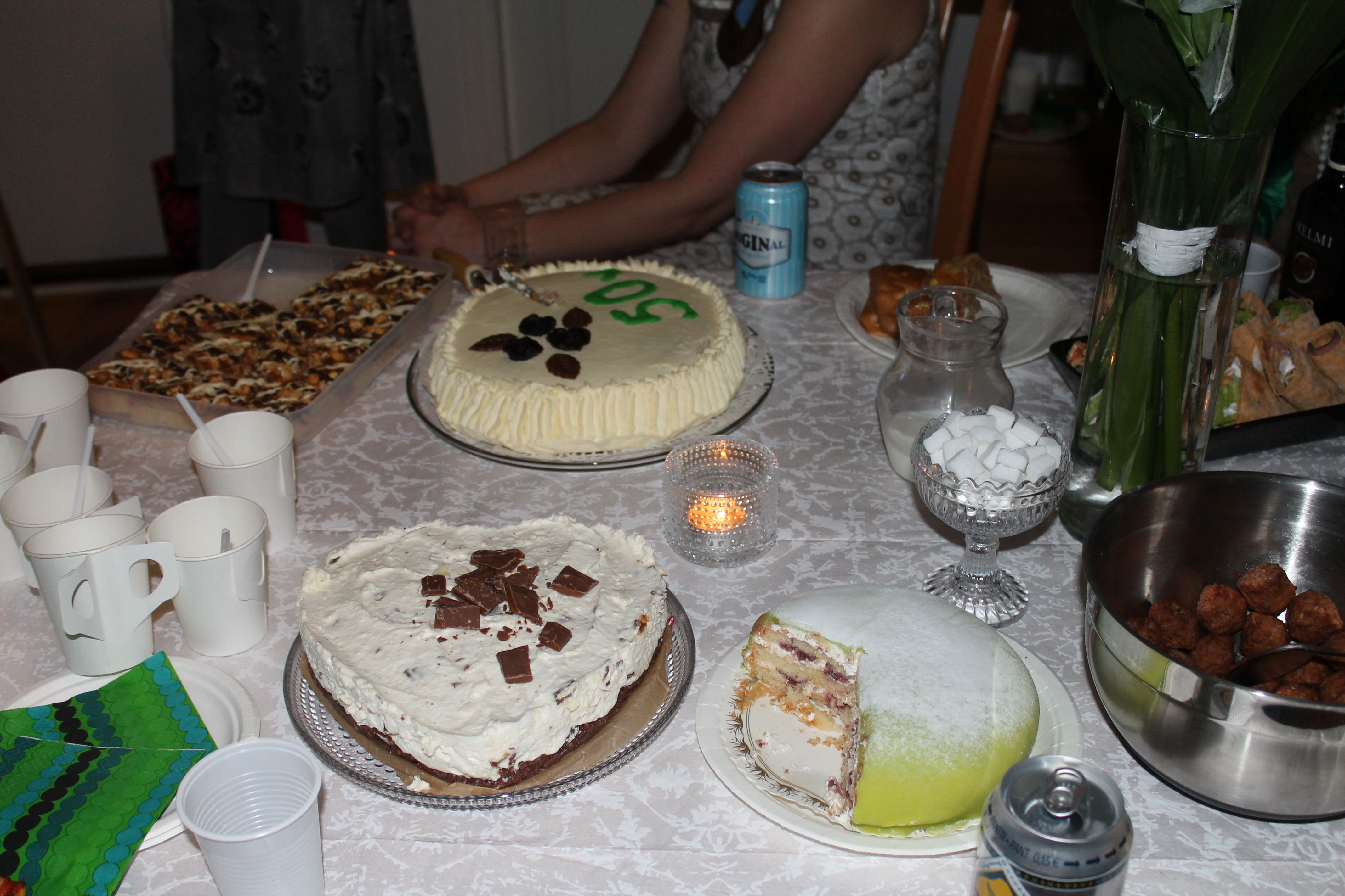 Tarjoilut järjestyivät nyyttäriperiaatteella. Jokainen vieras toi mukanaan jotain suolaista ja jotain makeaa.