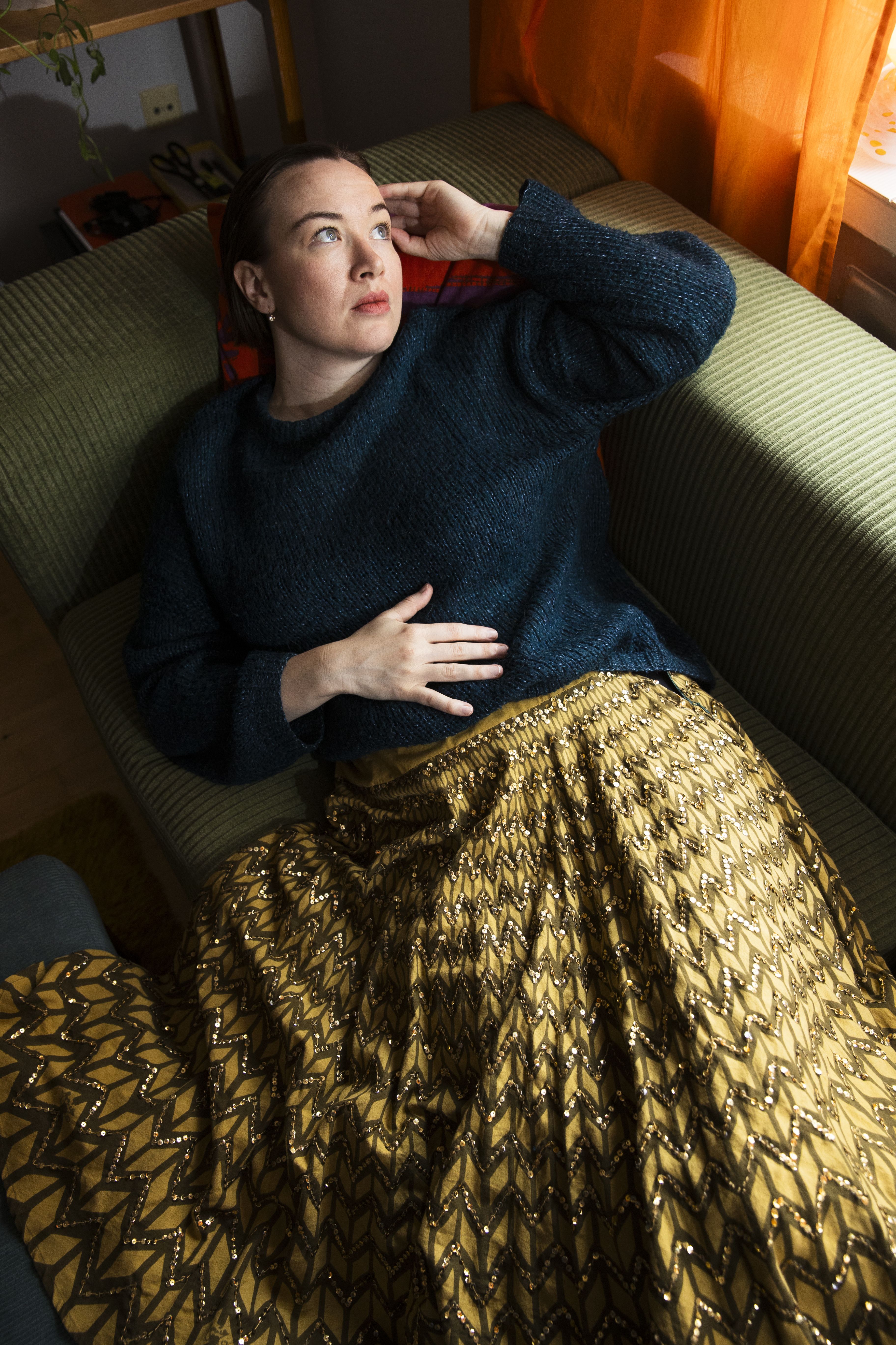 Onervasta on kiva käyttää juhlavia asioita arkisin. Hän on saanut mummoltaan korvikset, jotka kultaseppä teki vanhoista vihkisormuksista. Kultainen paljettihame on kirpparilöytö.