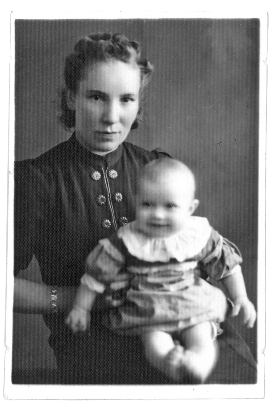 Marjatta äidin sylissä.