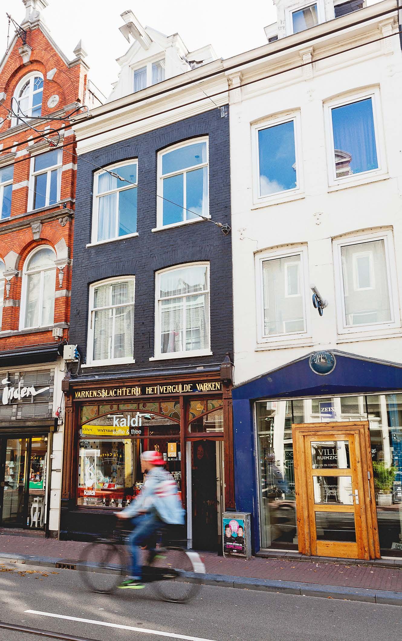 Koti on suositulla ostos­kadulla. Alakerran kahvikaupasta saa aina tuoreet kahvit. 