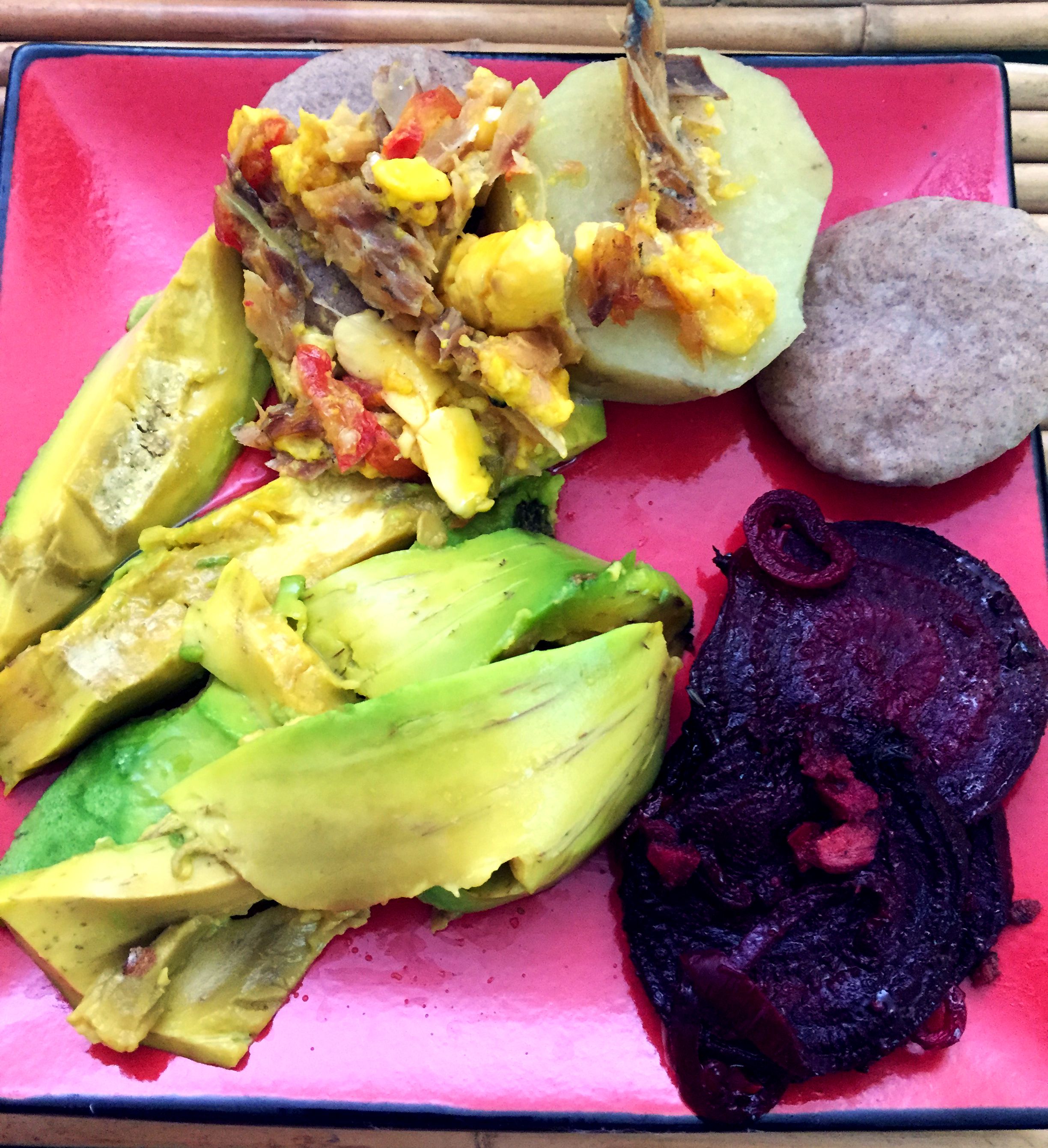 Marjon tyypillinen jamaikalainen aamupala: avokadoa, punajuurta inkiväärillä, bataattia ja hedelmiä suolakalalla.