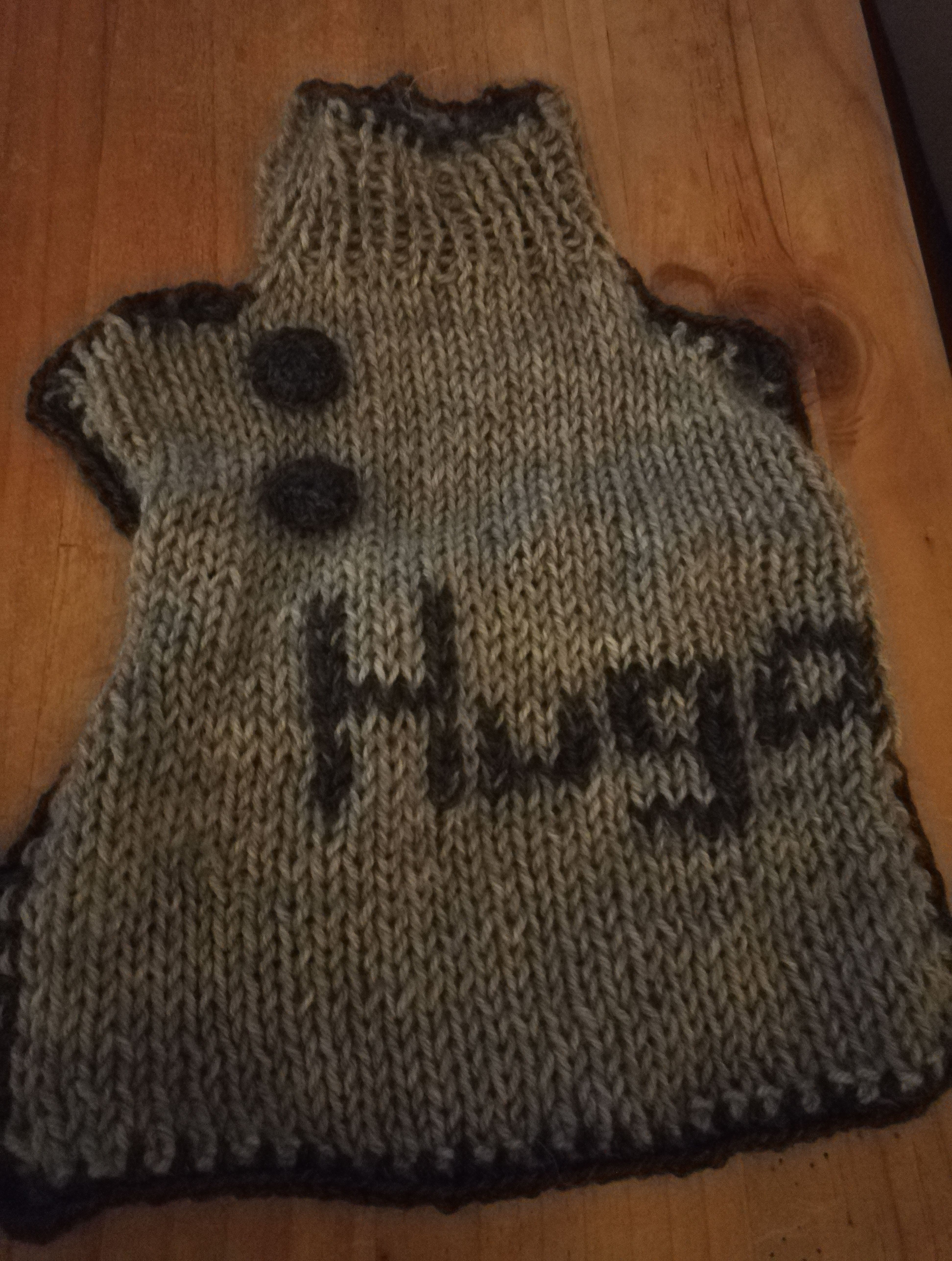 "Tästä piti tulla viluiselle Hugo-koiralle lämpöliivi, mutta neulekudoksesta tuli liian löysä, se venyi liikaa, ja kiinnitys osui väärään kohtaan. Liiviä ei voinut uroskoiralla pitää. Neule jäi muistoksi hiljattain menehtyneestä Bostonin terrieristä, joka sai elää pitkän ja hyvän elämän suurperheessä." – Hugo