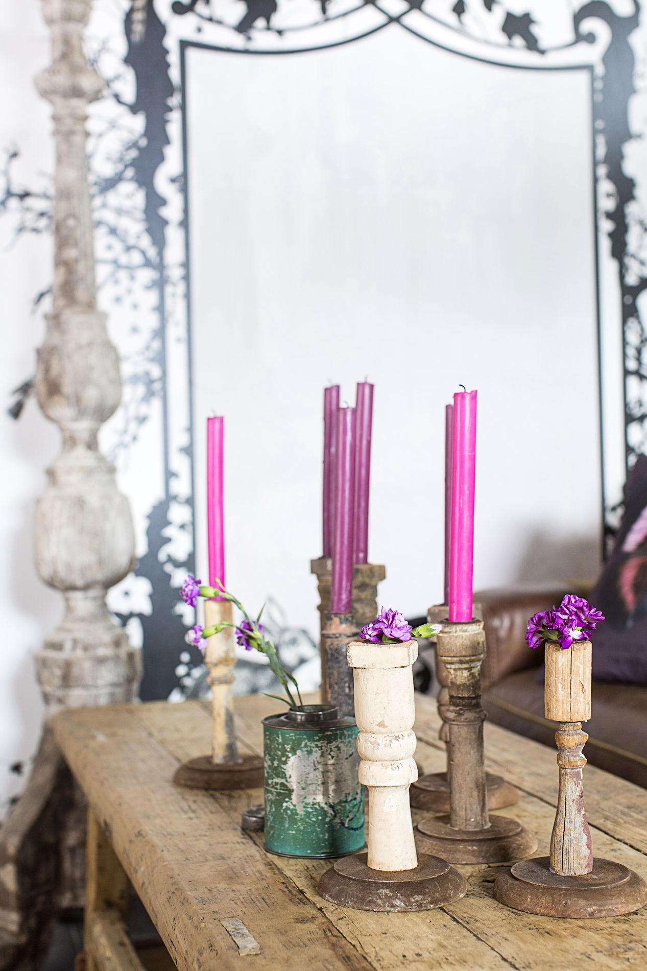 Vanhojen tuolien osista tuli oivat kynttilänjalat. Kevään koittaessa ne toimivat yhden kukan maljakkoina.