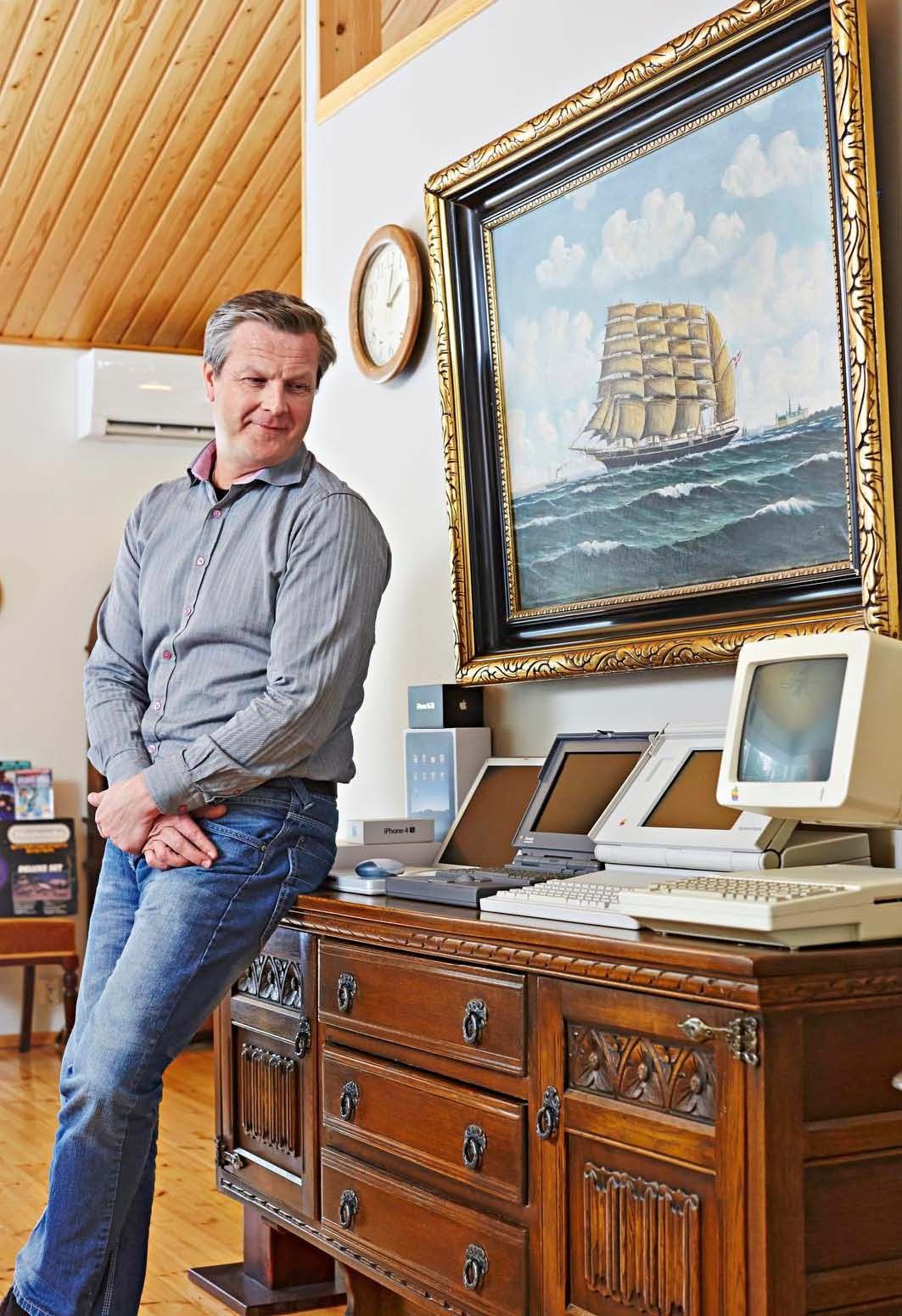 Ari Tommiska on Klaukkalassa asuva 50-vuotias IT-alan kehityspäällikkö, joka pitää vanhaa tietotekniikkaa nostalgisena antiikkina. 