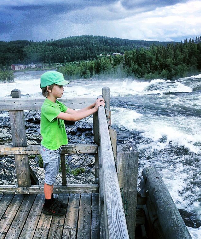 Poikamme Oiva&nbsp;Pohjois-Ruotsin&nbsp;Storforsenilla, joka on Pohjolan suurin vapaana virtaava koski.