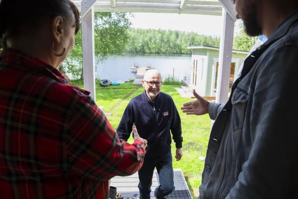 Tapio Tervoa vähän jännittää, mitä etsivät ovat löytäneet. 