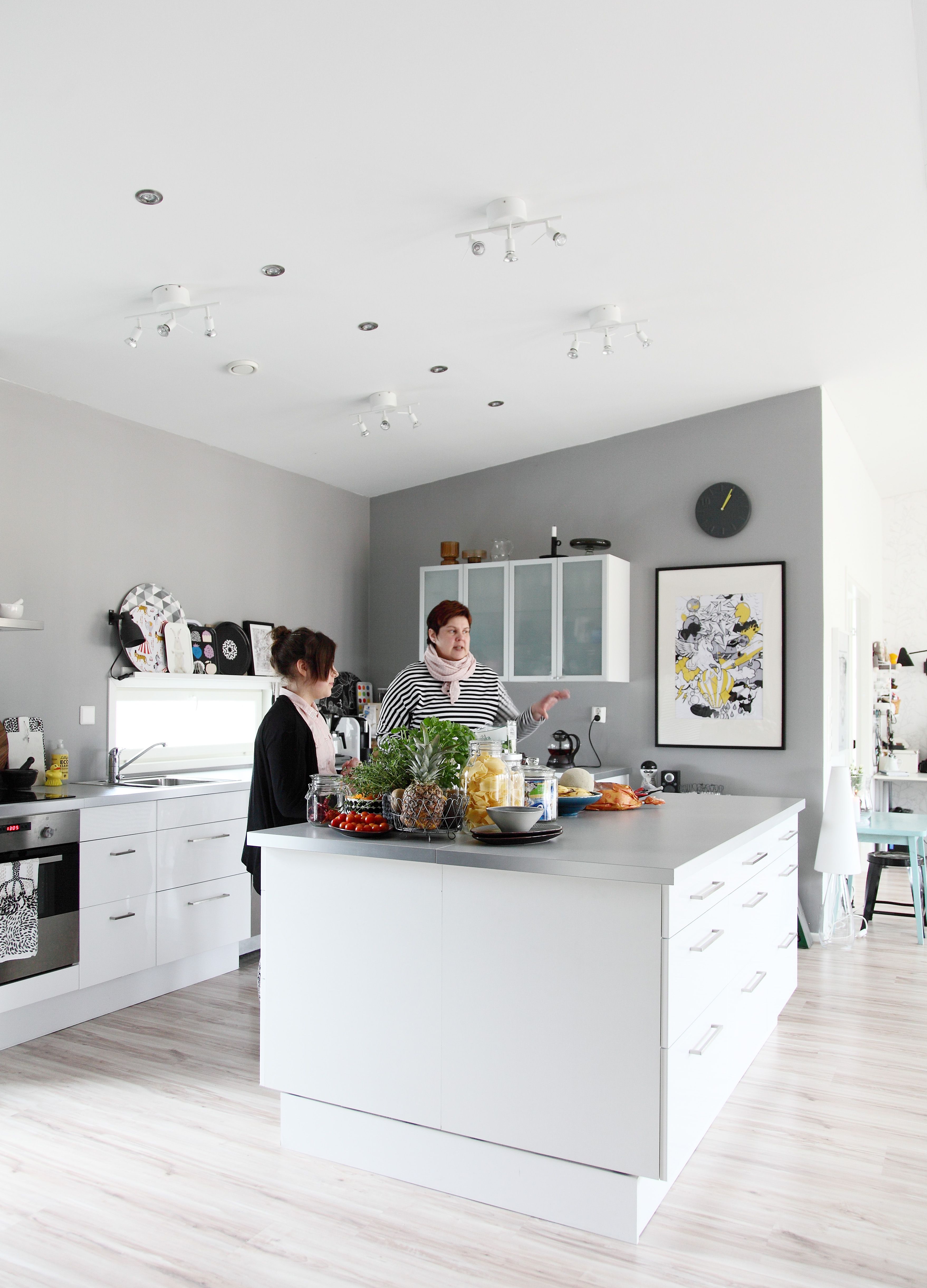 Avokeittiöstä Annella on vain hyvää sanottavaa. Hän suunnitteli sen kodin keskipisteeksi. Avohyllyt ja iso saareke vaativat tarkkaa sisustussilmää ja siivousintoa, sillä monia tavaroita ei piiloteta kaappiin. Kaapistot ovat Ikeasta.