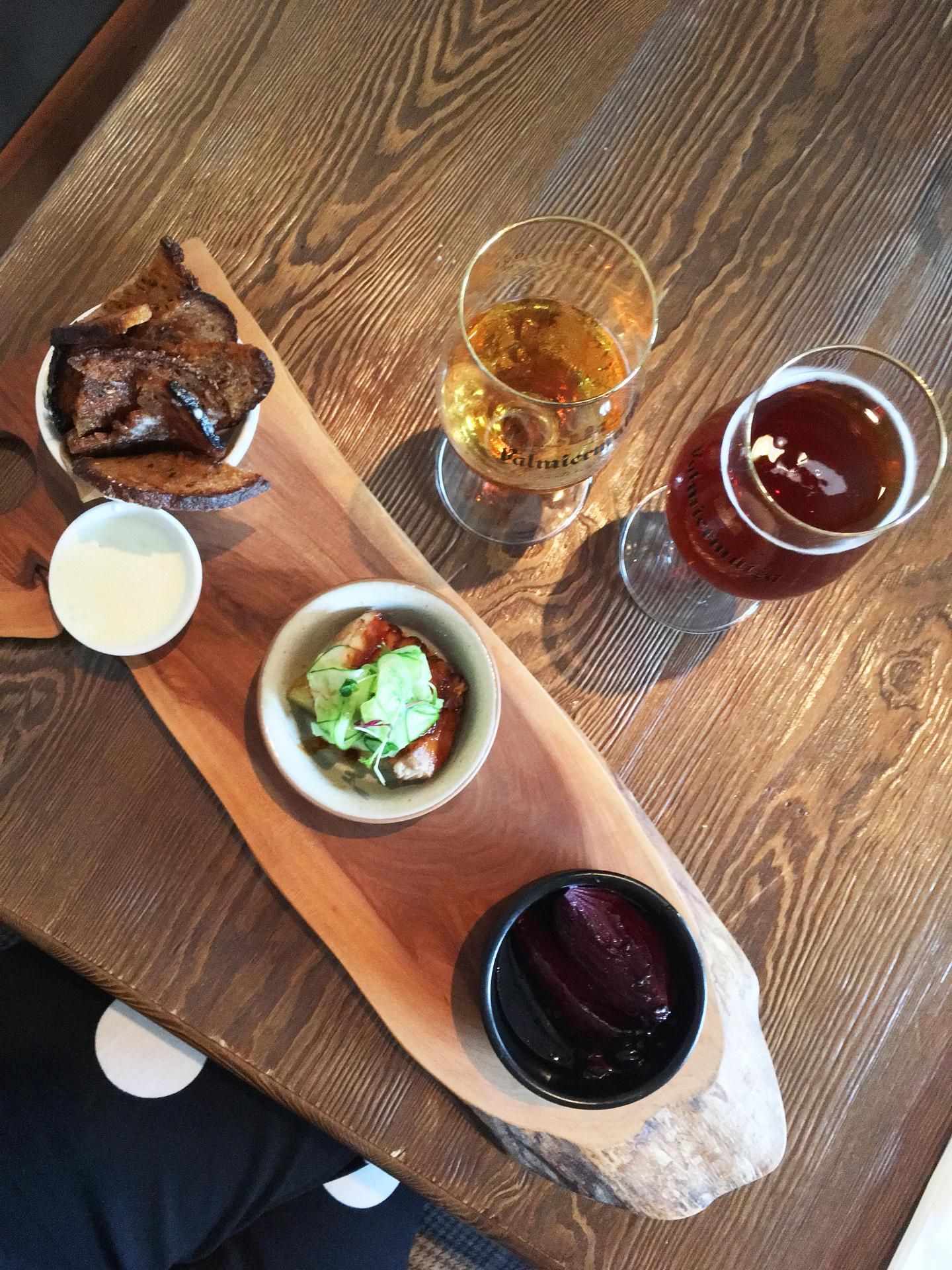 Valmiermuiža Brewery Embassyssa oluen kyytipoikana tarjoillaan esimerkiksi valkosipulileipää ja pikkelöityä kurkkua.