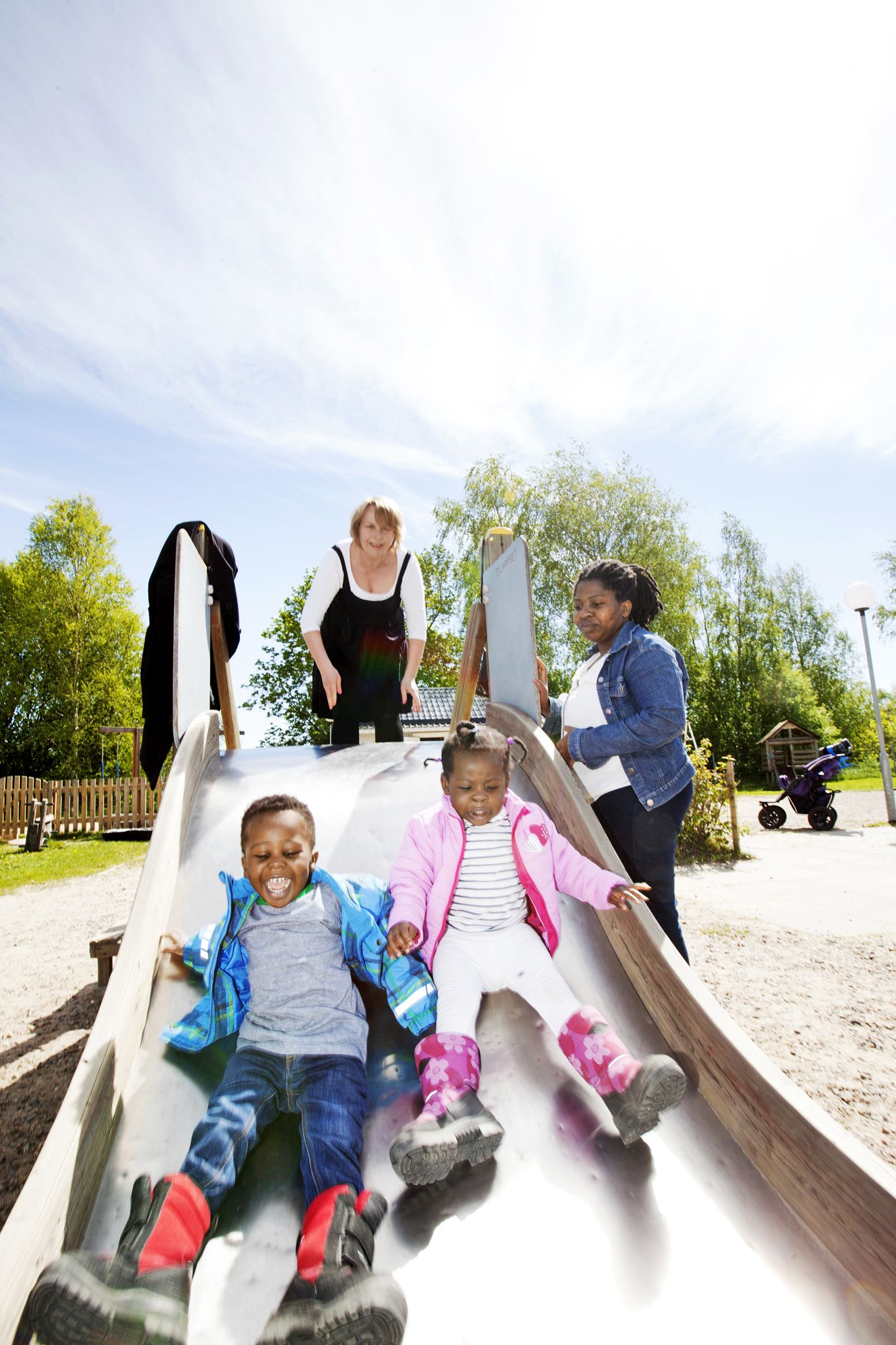 Huoli tulevaisuudesta on lamaannuttanut Jessican, eikä hän poistu kotoaan kuin kauppaan. Susanna vie perheen keinumaan ja liukumäkeen.