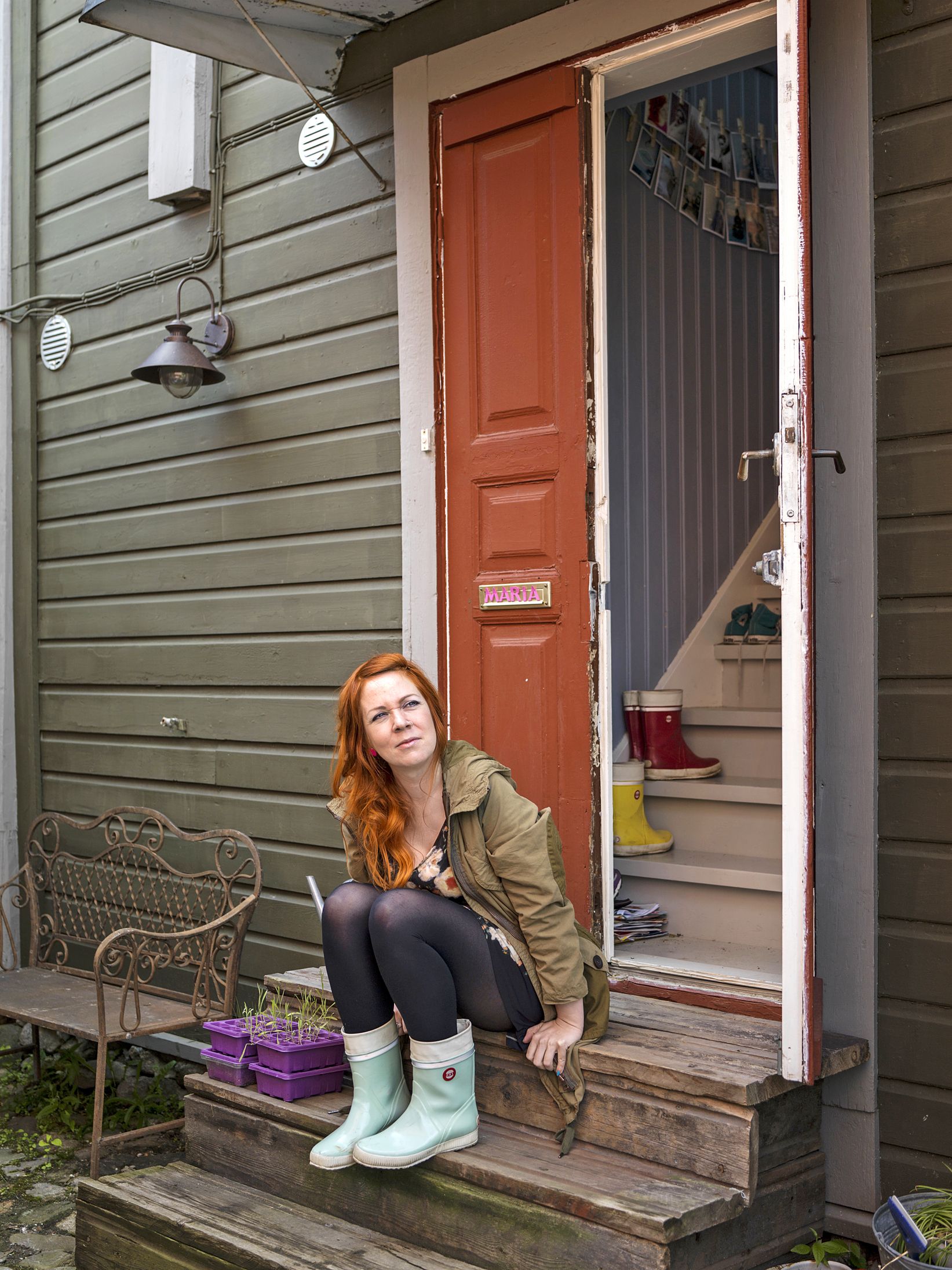 Ulkoportailla istuu­ tyytyväinen nainen. ”Kun kuulin asunnon olevan tarjolla, päätin saman tien, että siitä tulee­ kotini.­ Onneksi vuokraisäntä oli samaa­ mieltä.”