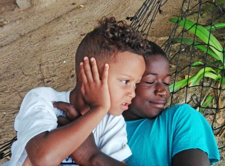 ”David ja Emmanuel, joka on Davidille kuin isoveli. Tässä päiväunilla riippumatossa.”