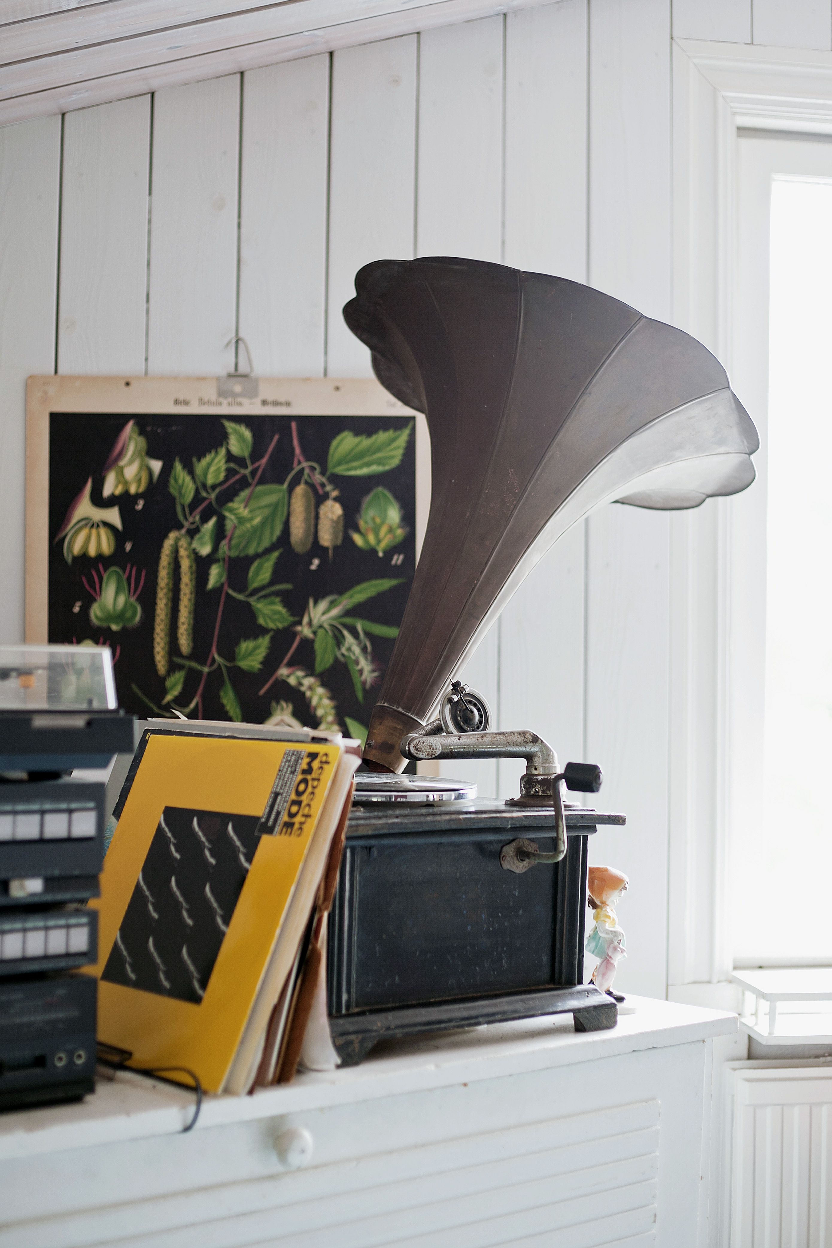 Ullakolla oleva suppilogramofoni on ostettu Bangkokista. Se toimii, joskaan sitä ei ole pitkään aikaan testattu. Vinyylilevysoitinta käytetään sen sijaan paljon.