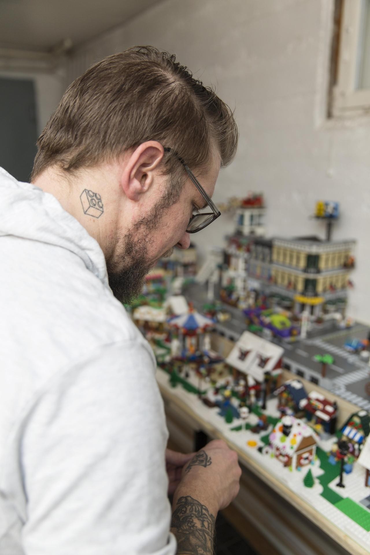 Peterillä on kaulassaan Lego-palikkatatuointi, jonka avulla löytyy helposti puheenaiheita ja paljastuu muita harrastajia. 