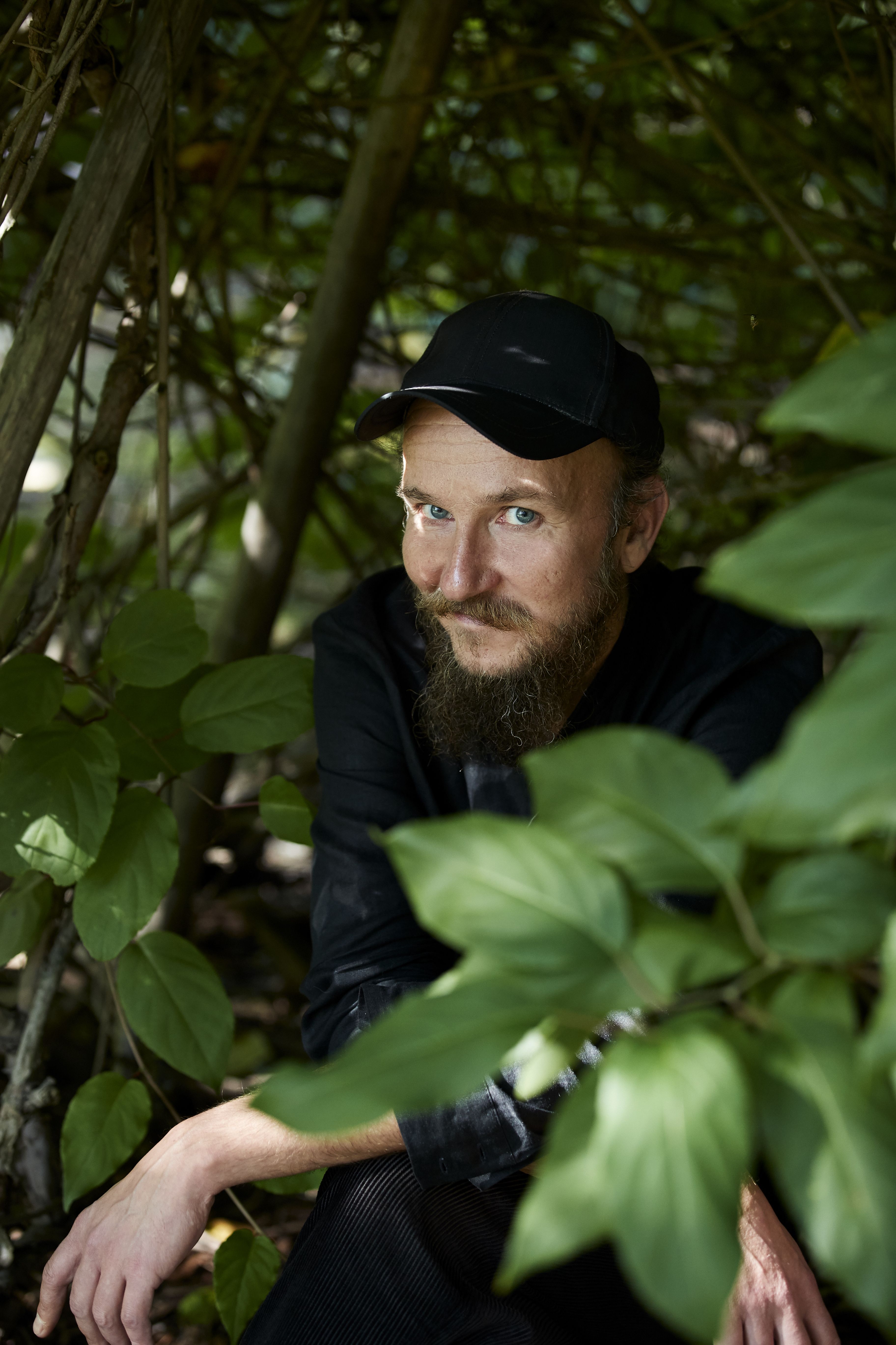 ”Olen lopettanut ihmissuhteita, koska olen muuttunut niissä ihmiseksi, josta en enää pidä. On minut jätettykin. Jos ei kunnon sydänsuruja koskaan koe, ei silloin lauluja kannata kirjoittaa.”