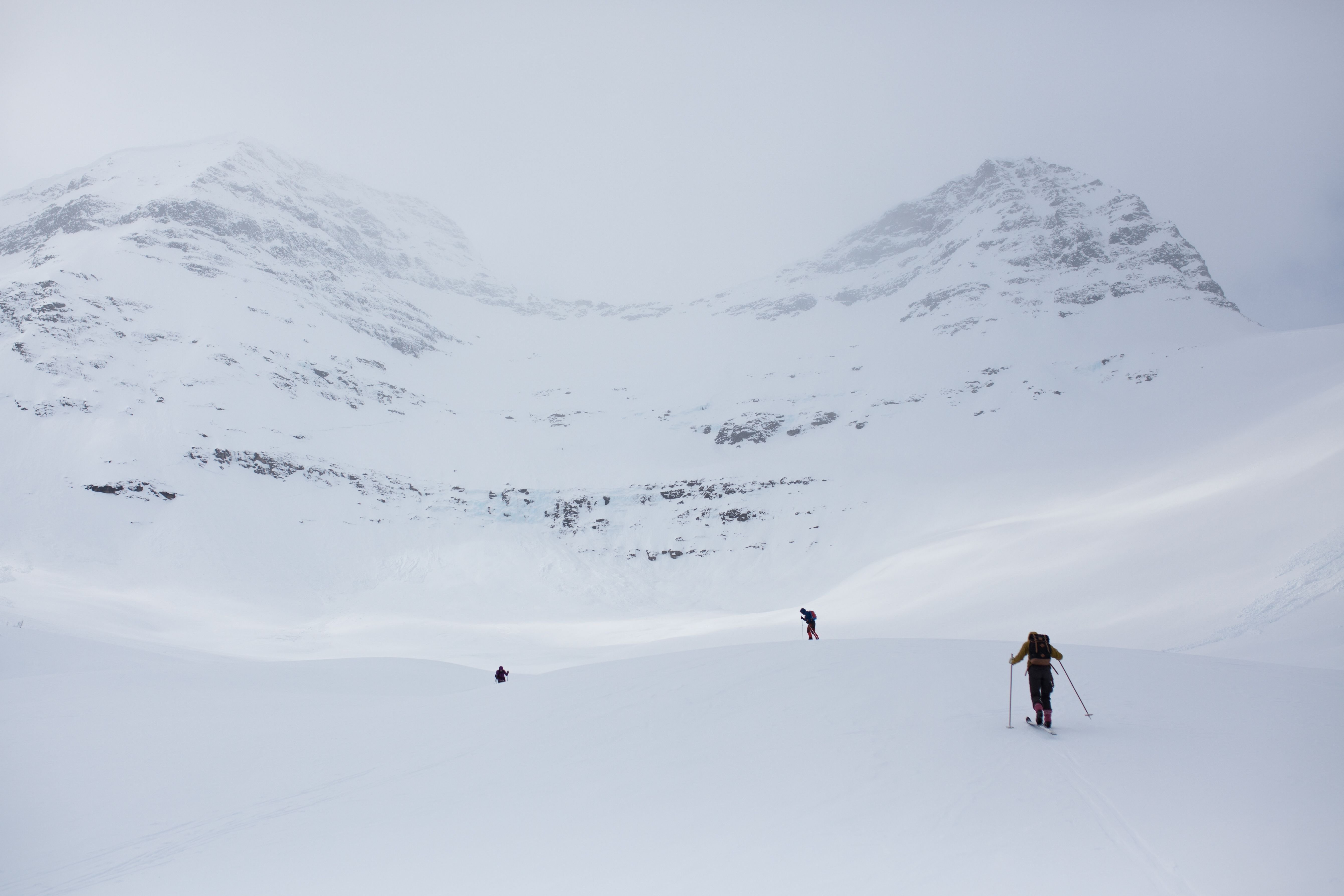 16.4.2017 TAMOKDALEN, POHJOIS-NORJA. ”Kuluneen vuoden aikana päädyin kokeilemaan monia uusia asioita, kuten vapaalaskua, josta pidin kovasti. Kuvassa etsimme Pohjois-Norjassa tarpeeksi loivia rinteitä, joihin aloittelijoina uskaltaisimme mennä.”