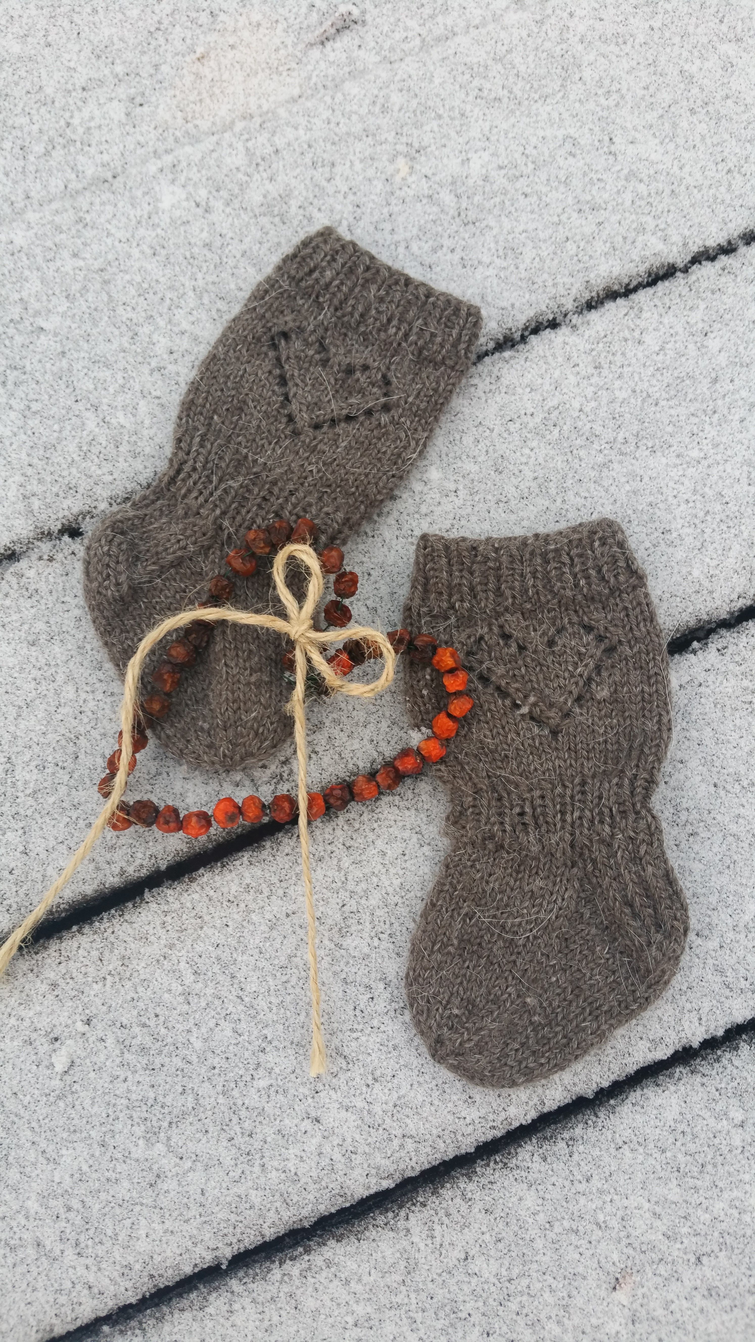 "Tässä ehkä pienimmät, mutta tunnearvoltaan rakkaimmat kutomani villasukat. Ensisukat esikoiselleni. Tammikuussa 2012 paukkuivat kovat -20 asteen pakkaset synnäriltä kotiuduttuamme. Nämä sukat olivat tyttöseni jalassa kaksi kuukautta yötä päivää, kunnes lopulta jäivät pieniksi." – Pampula