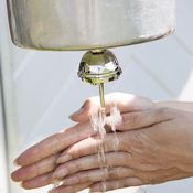 Rakenna mökille käsienpesuautomaatti 