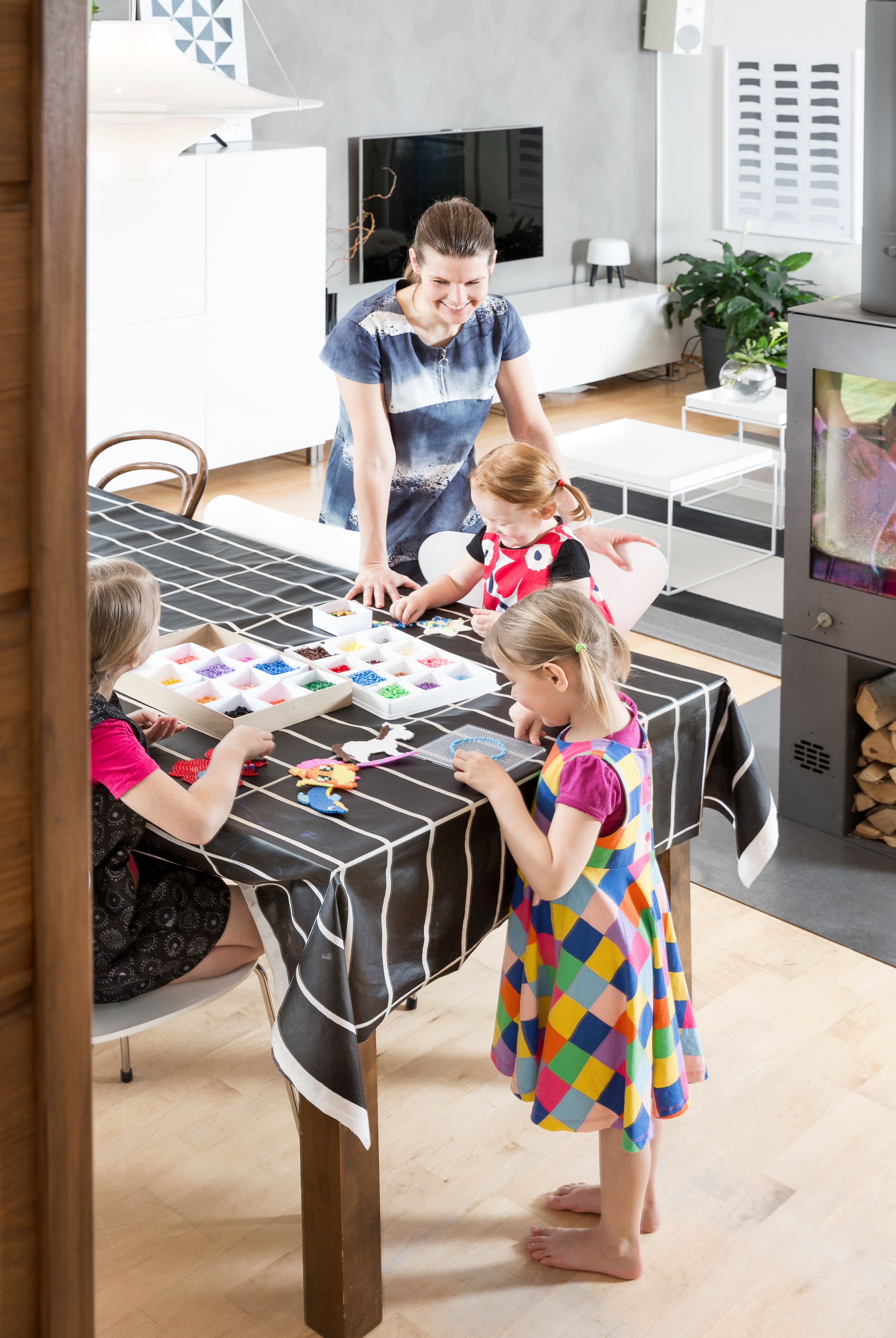 Tytöt askartelevat ja piirtävät mielellään ruokapöydän ääressä. Maria-äiti on tykästynyt helppohoitoiseen vahakangasliinaan.