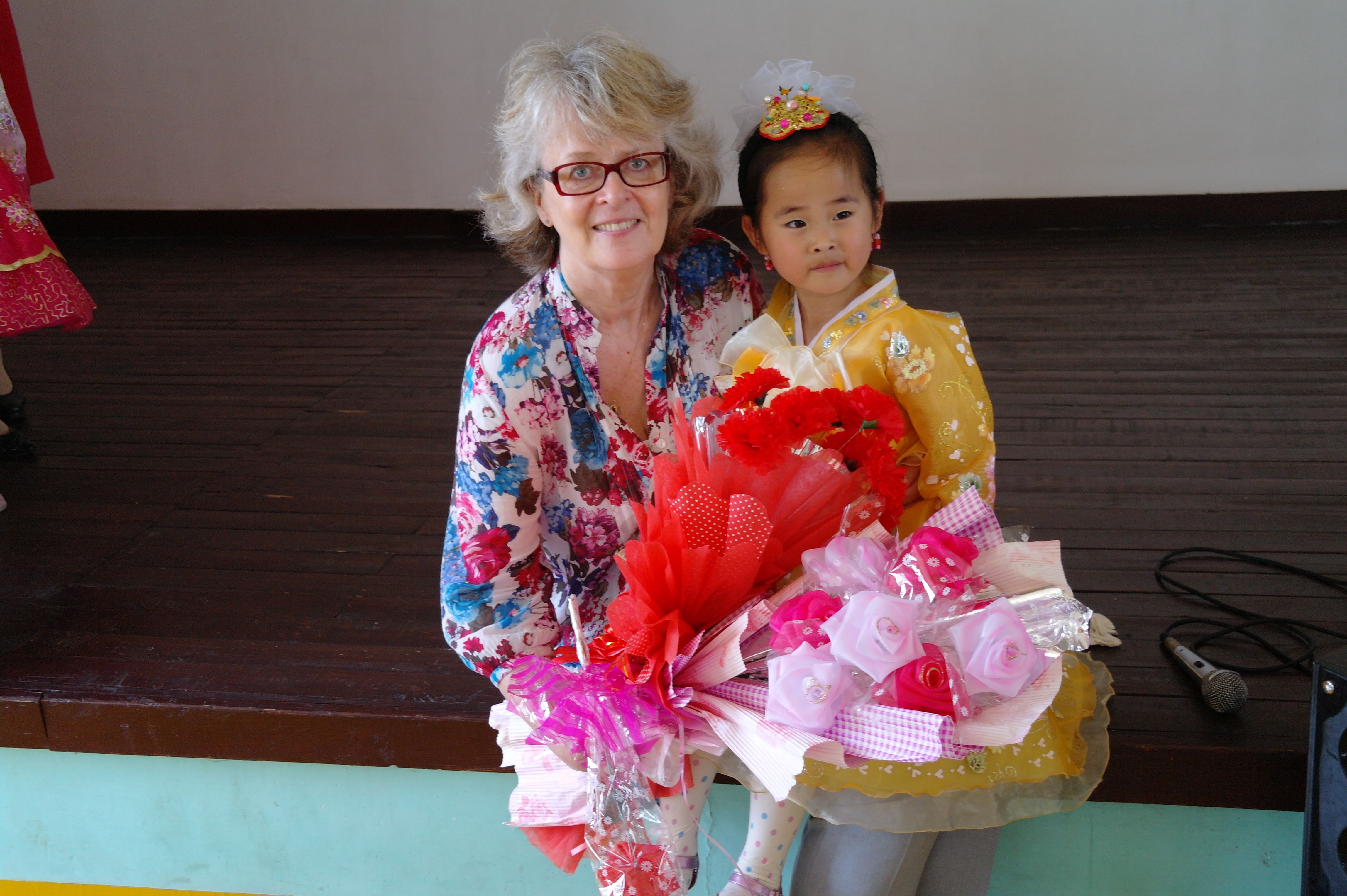 Vierailuilla päiväkodeissa ja kouluissa saimme syliimme lapsia ja suuria tekokukkakimppuja.