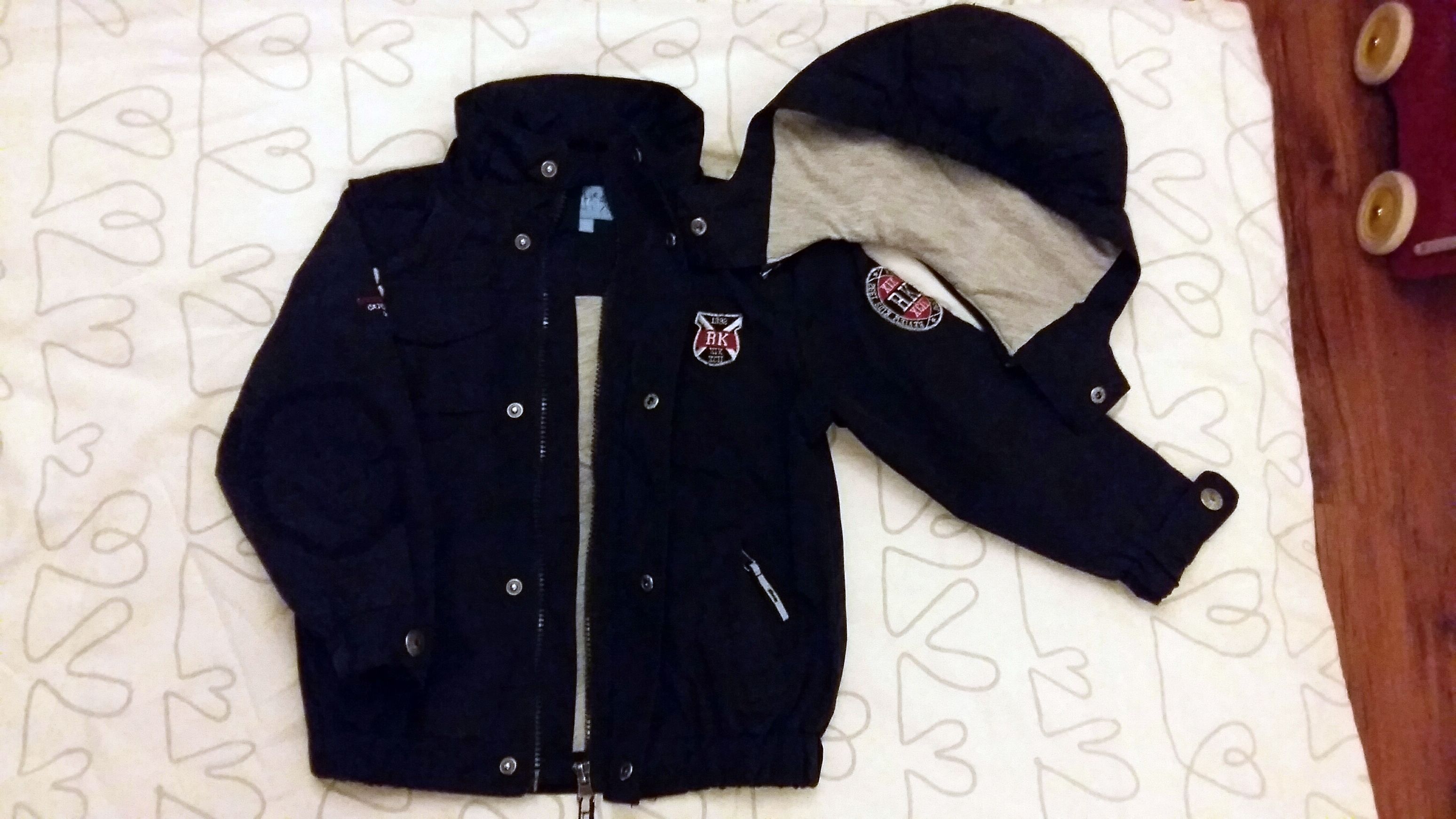 Talon toisen sisäänkäynnin yhteydessä on paikka piirtelylle. Aikoinaan ovi johti opettajanhuoneeseen sekä terveydenhoitajan luo.