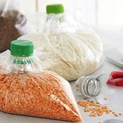 Muovipussista syntyy oiva säilytysastia.