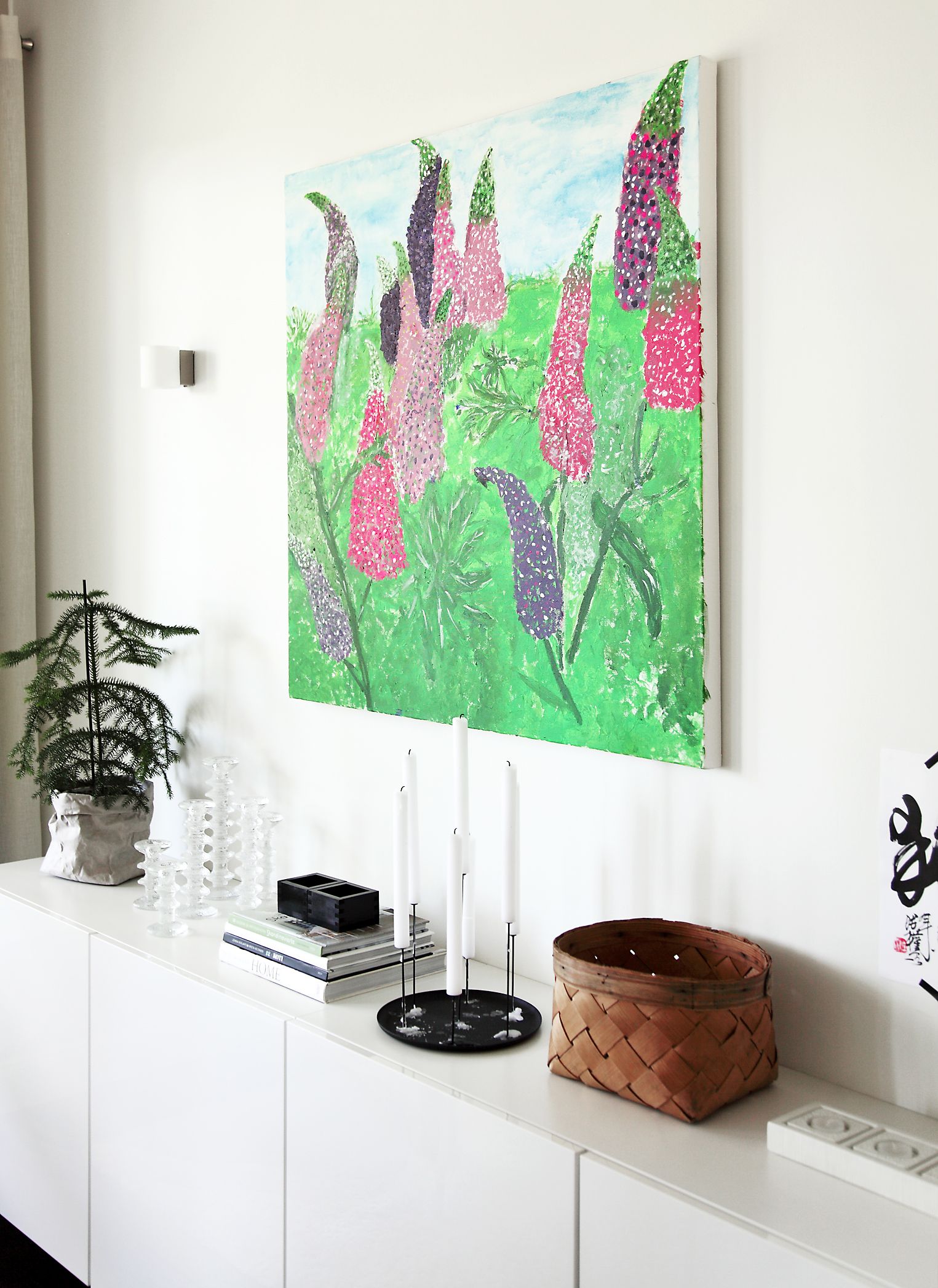 Lapset saavat sisustaa,­ ja erityisesti Tiuku on ­asiasta innoissaan. Hänen värikäs maalauksensa koristaa ruokailutilaa.