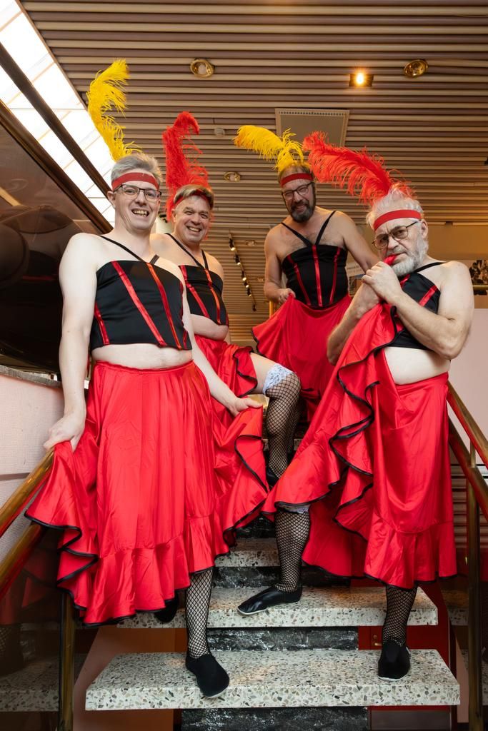 Baletin lisäksi miesten repertuaariin kuuluu vauhdikas Can-Can. Kuvassa Jari Rantala, Jorma Rantala, Esa Perälä ja Pauli Koivisto. 