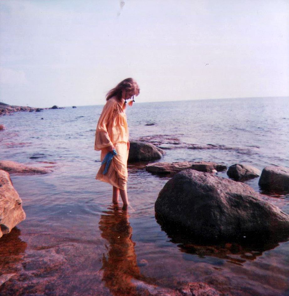 Elin pitkään omassa satumaailmassani jonkinlaisena keijuneitona. Tässä tutkin Pohjanlahden rannan&nbsp;ihmeitä 14-vuotiaana.