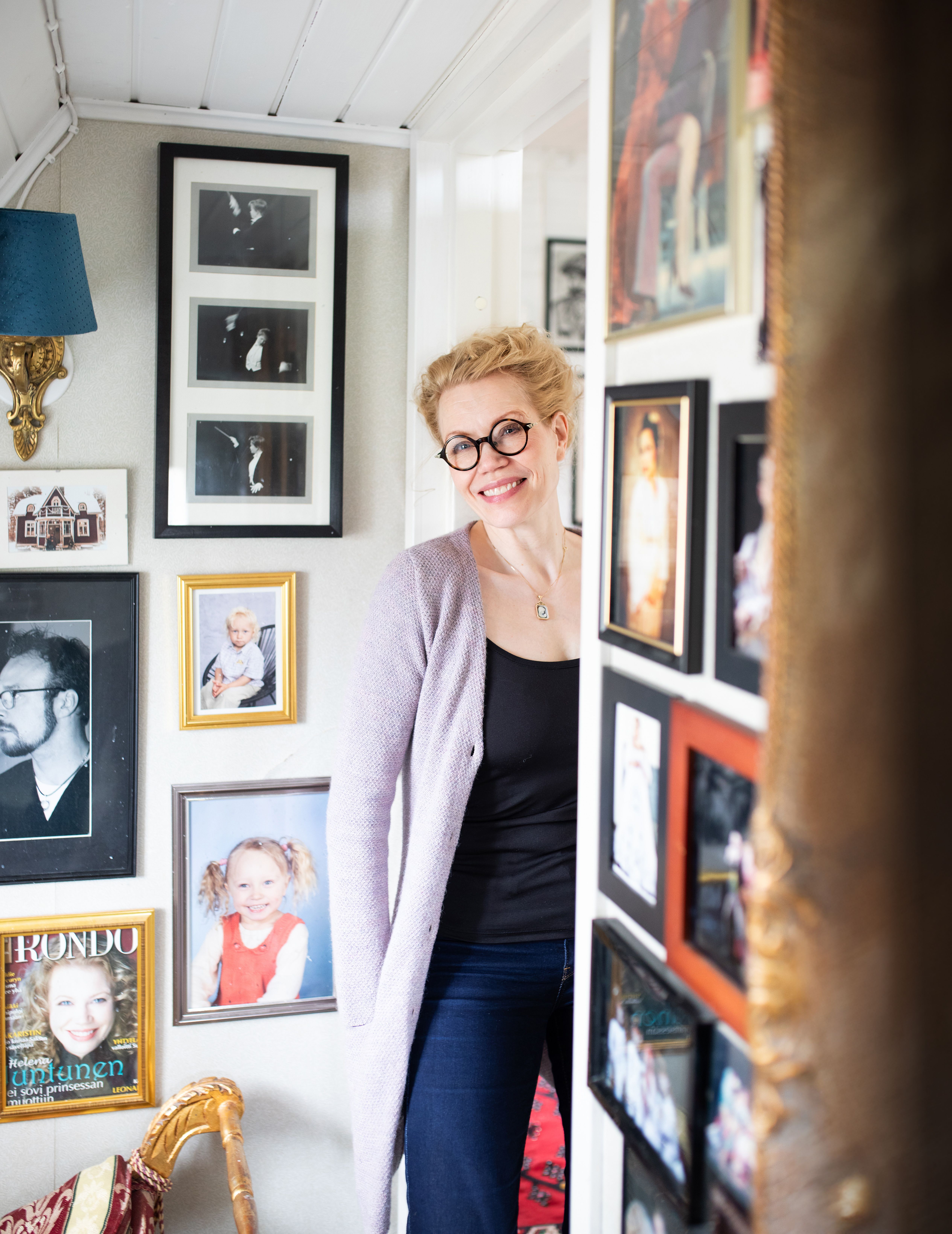 Helena kutsuu turhamaisuusseinäksi sitä vessan seinää, jossa on taitelijakuvia hänestä itsestään.