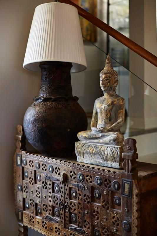 Buddhapatsas on lahja bangkokilaiselta perheeltä. Lampunjalkana toimii kenialainen saviruukku.