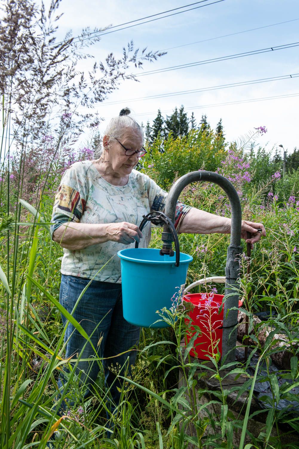 Anja laskee asuneensa puolet elämästään ilman mukavuuksia. "Kumppania olen joskus kaivannut kaveriksi veden kantamiseen. Telkkaria osaan katsoa yksinkin."