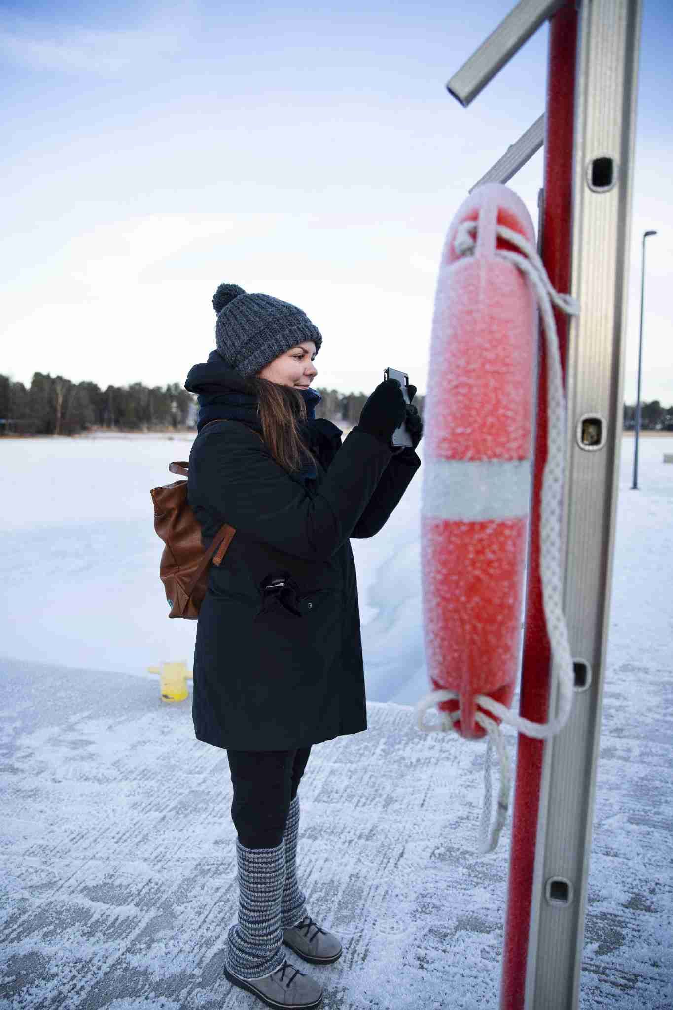 Ennen Aija oli aika kova murehtimaan. Hän mietti menneisyyttä, hän pohti ja suunnitteli tulevaisuutta huolissaan. ”Kun pahin on tapahtunut, en enää jaksa olla huolissani. Olen oppinut luopumaan kontrollista. Se on vapauttavaa.”