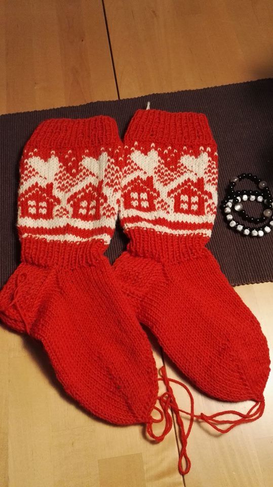 Mökkisydänsukat menossa ystävälle lahjaksi. - Heli Lampinen