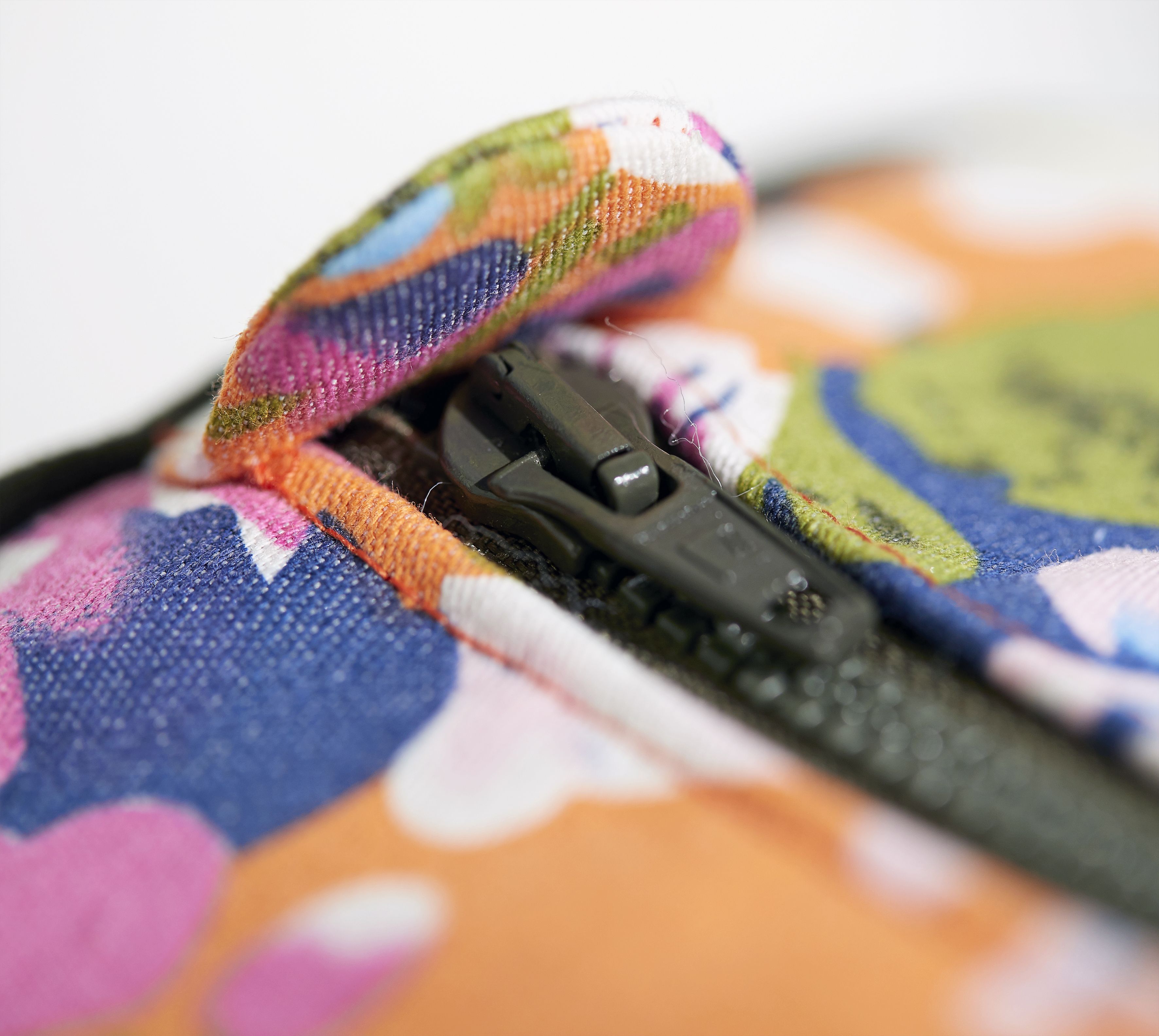 Jos haluat, lisää päällivetoketjun päiden kohdalle pikku läpät, joista on hyvä pitää kiinni, kun kassia avataan ja suljetaan.