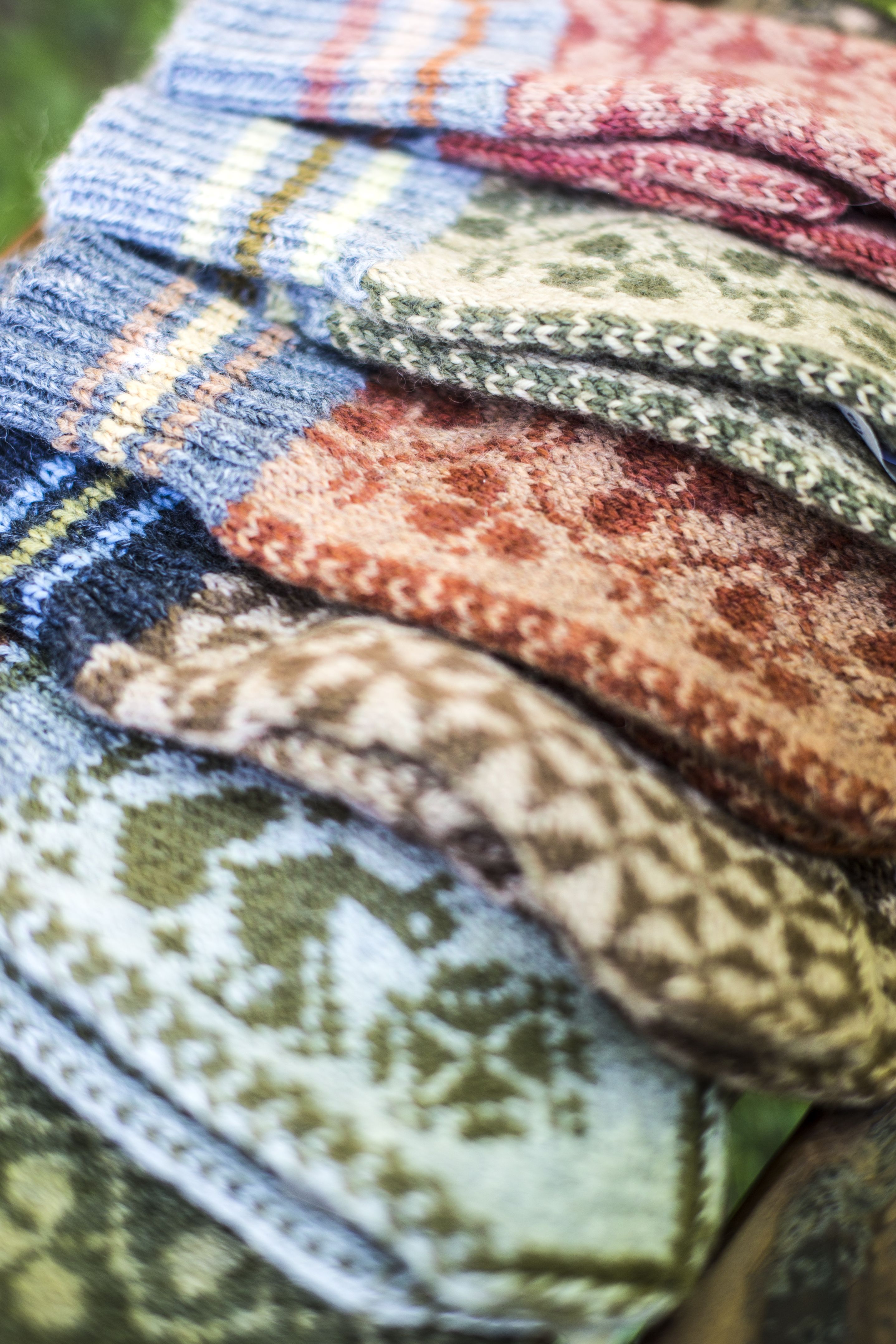 Eila kutoo taidokkaita kirjoneulelapasia värjäämistään langoista.