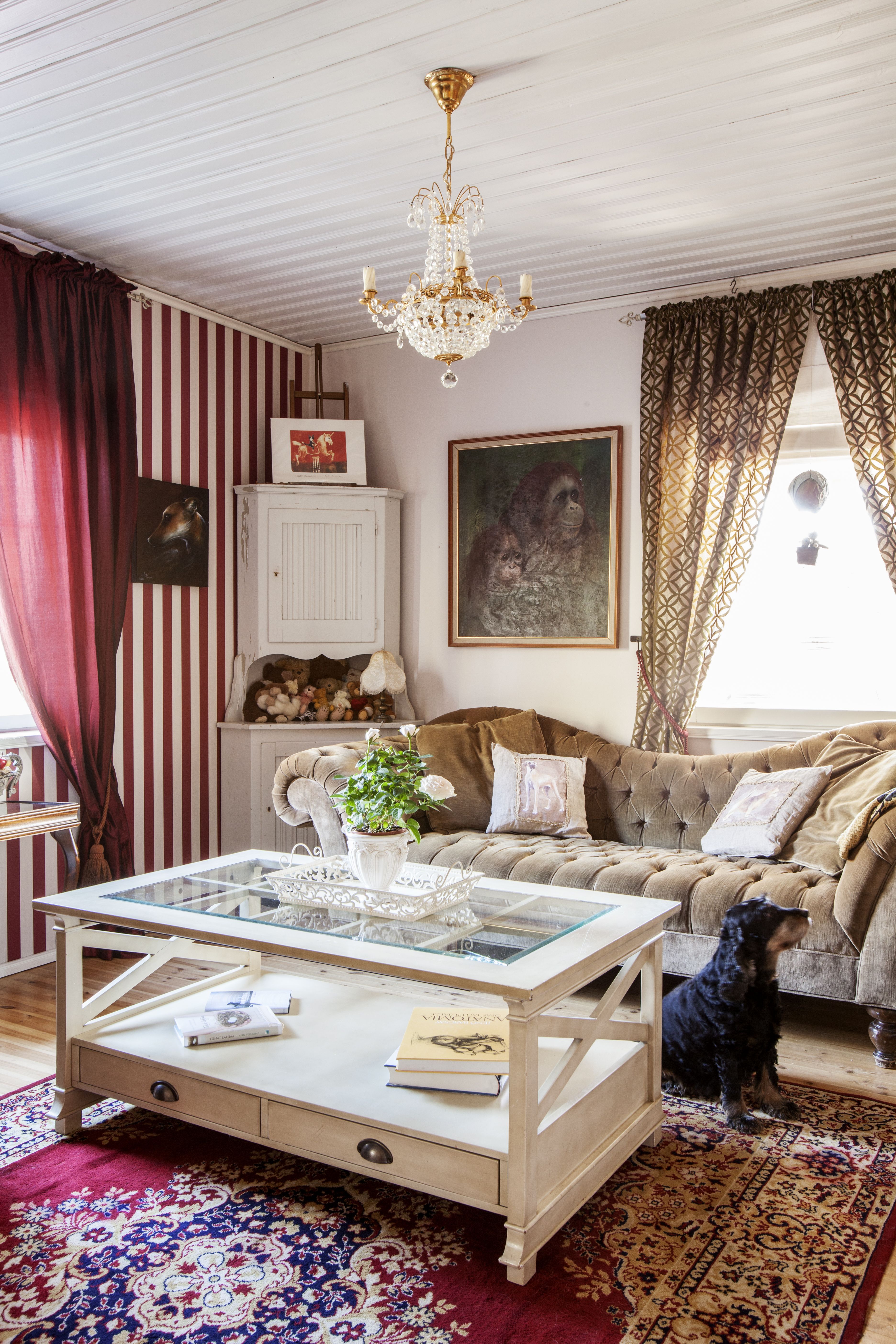 Millan siskolla on antiikkiliike Ruotsissa, ja olohuoneen plyysisohva on hänen löytönsä. Kristallikruunu on muisto lapsuudenkodista.