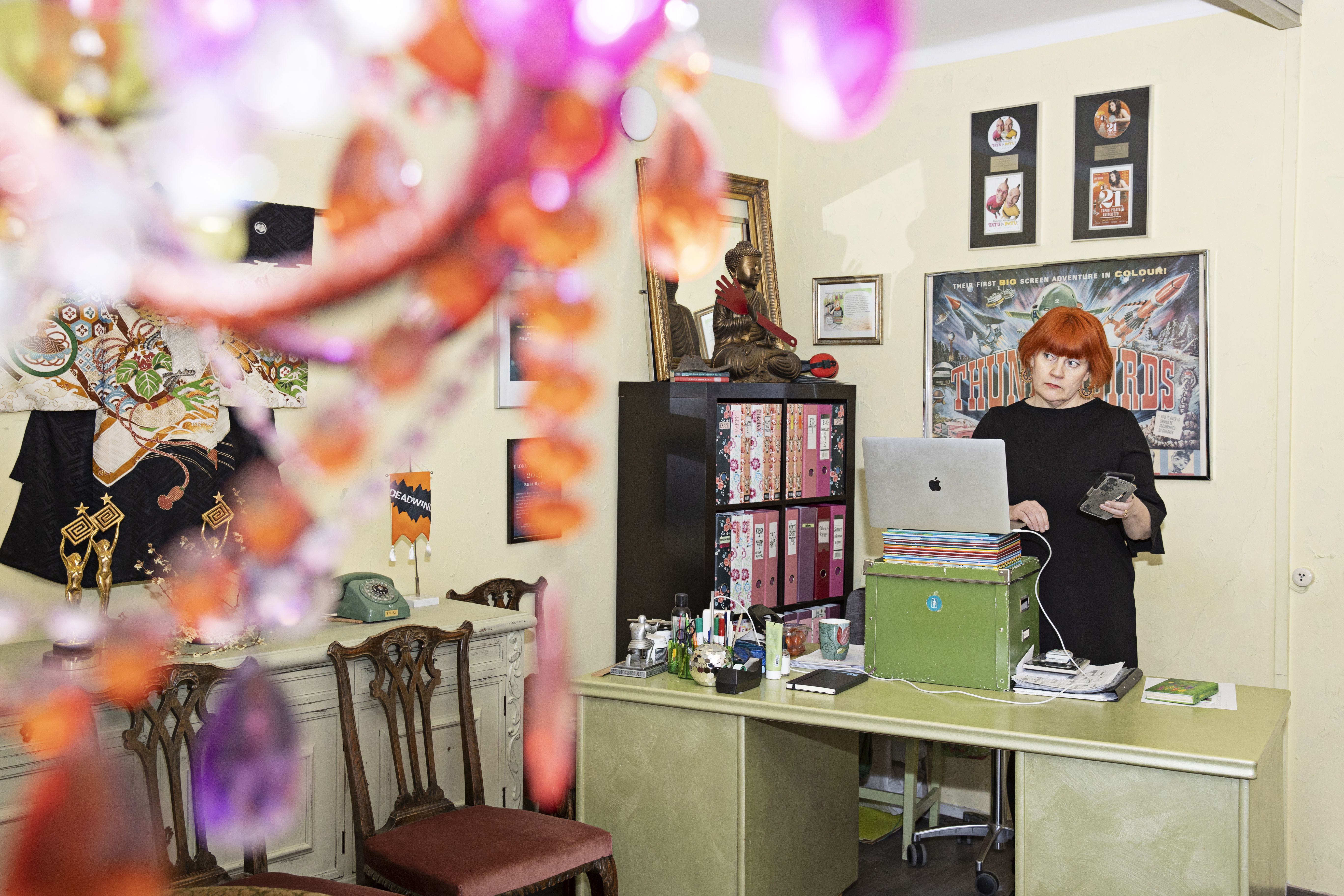 Värikäs toimisto tuo Riina Hyytiälle iloa. ”Miksi toimiston pitäisi olla harmaa, jos vietän siellä enemmän aikaa kuin omassa olohuoneessani?” Kuvassa vasemmalla olevat Kultainen Venla -patsaat muistuttavat onnistumisista.