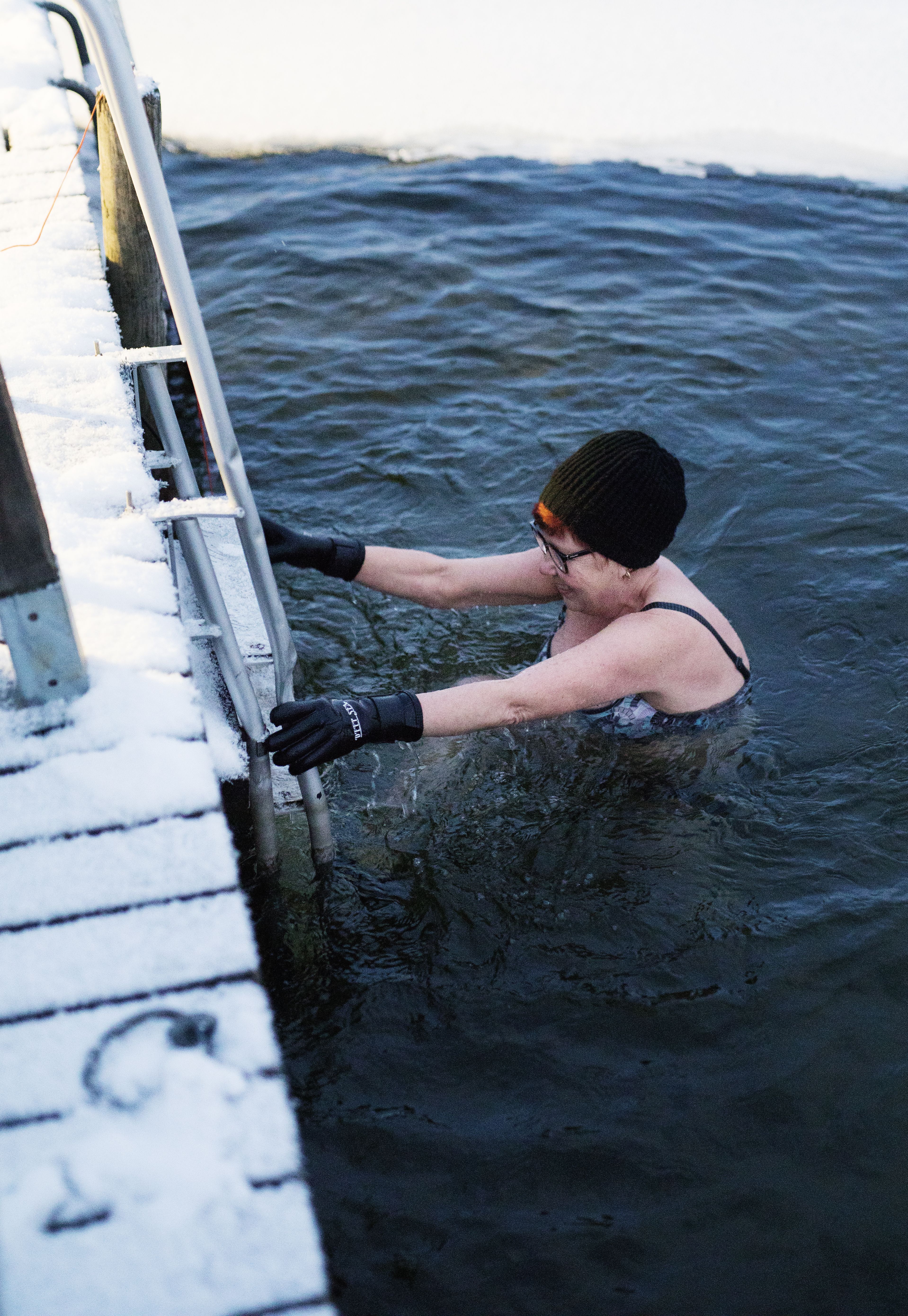 Sirpa käy avannossa aamuisin ja iltaisin. "Ihanaa ja raikasta!"