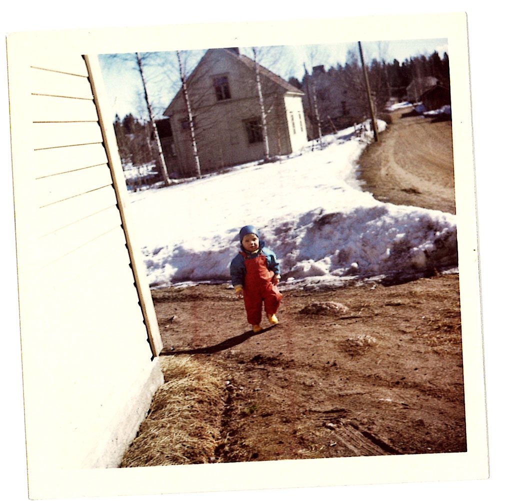 Vietin lapsena paljon aikaa sekä isän että äidin kotitaloissa. Tässä mummon ottamassa kuvassa olen vähän &nbsp;yli vuoden. Tepastelen Myllykoskella&nbsp;isän lapsuudenkodin pihapiirissä.