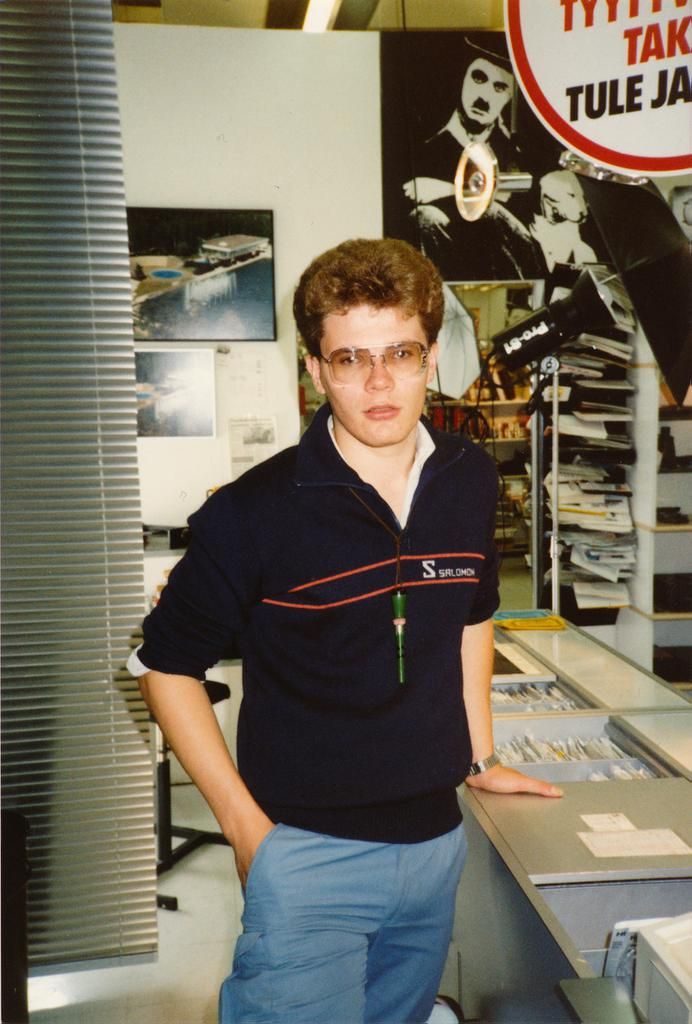 Seppo 21-vuotiaana valokuvaliikkeen myyjänä, aikana jolloin suomalaiset vielä teettivät paljon valokuvia albumeihinsa. Digikameroiden myötä alkoi iso murros, jossa Suomesta katosi satoja valokuvausalan liikkeitä. Myös Sepon firma meni konkurssiin.