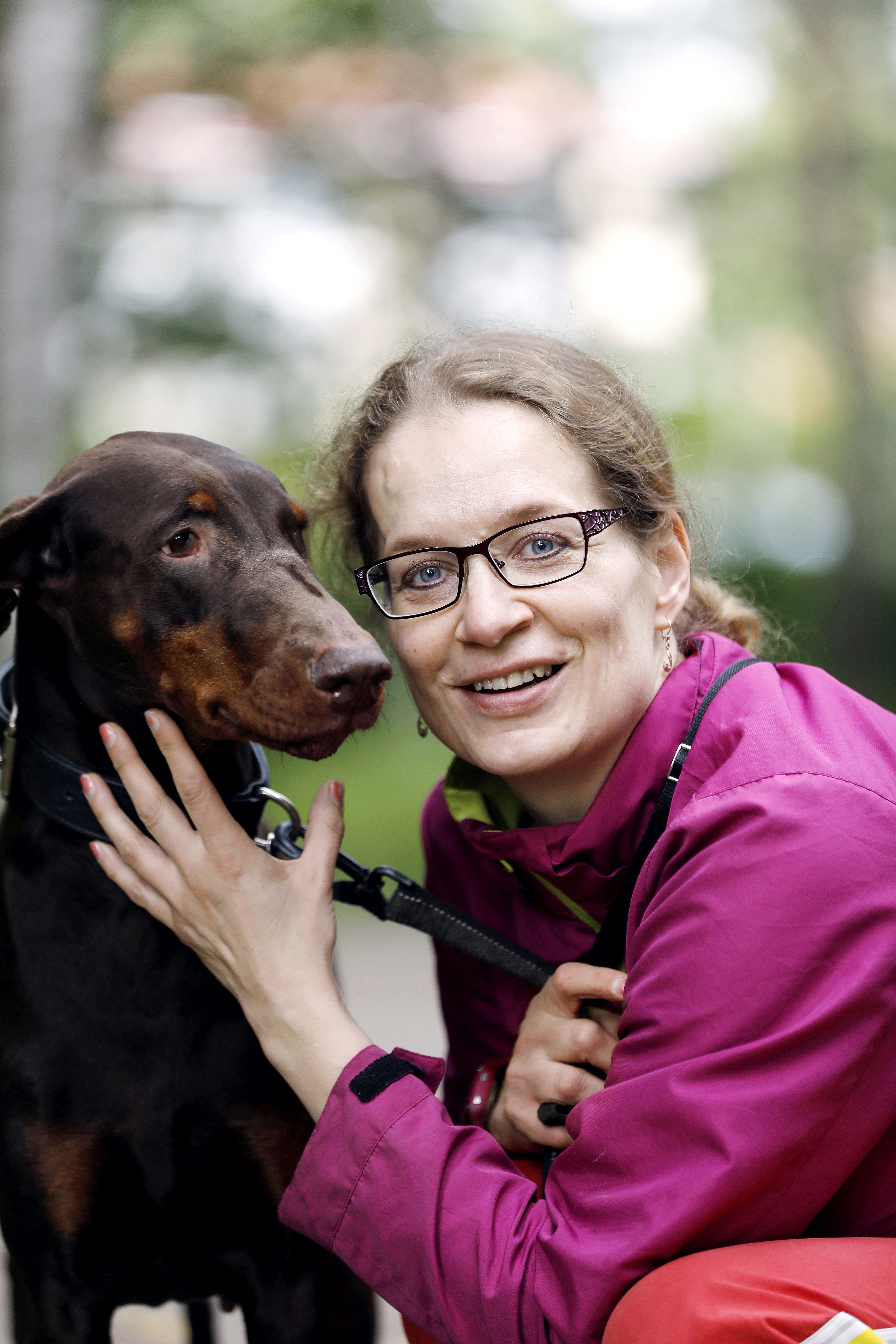 Selkäleikkausten vuoksi Salina ei voinut saada enempää lapsia. Perheeseen tuli koiria.