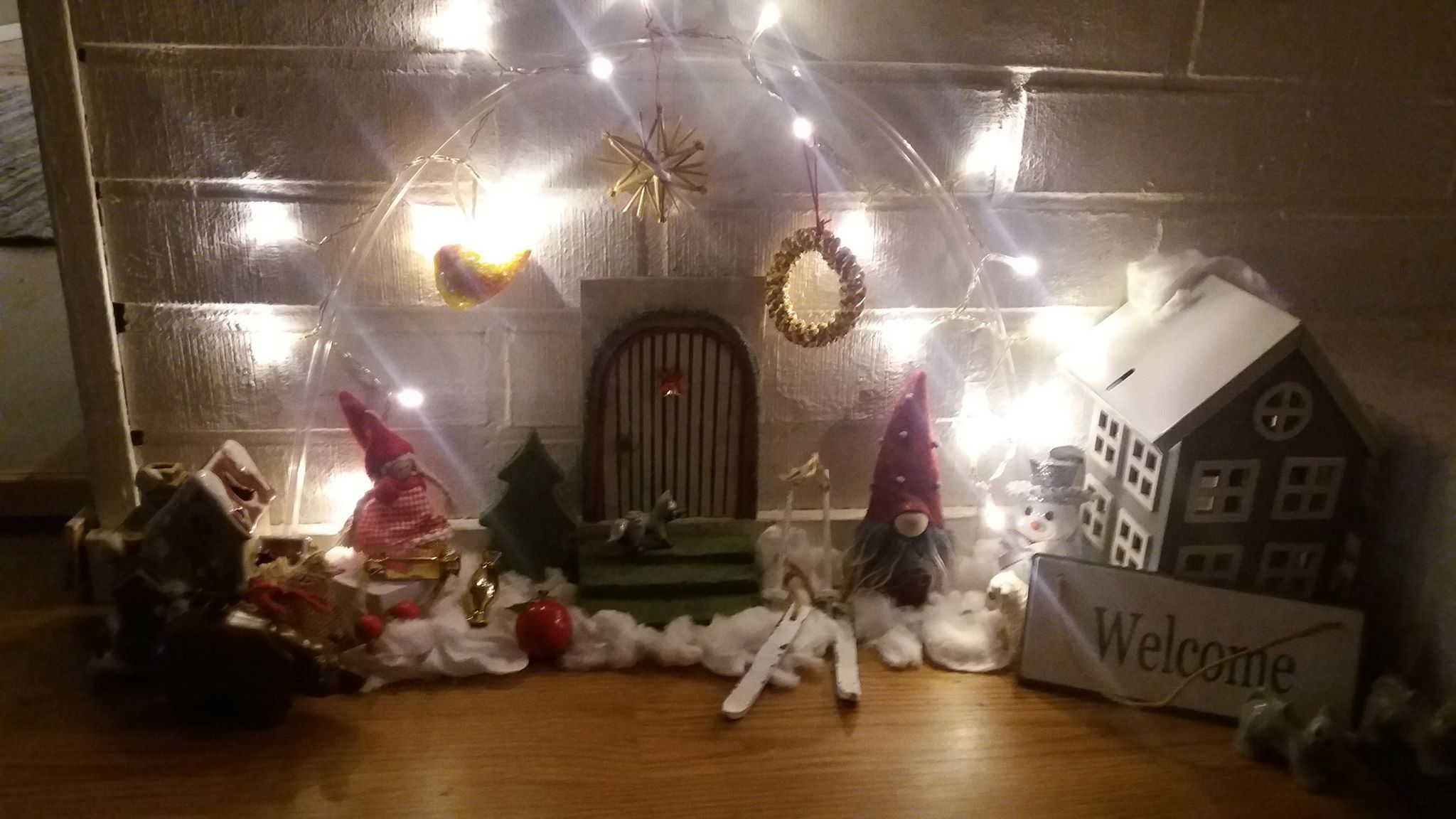 "Rakensin kotiin takan viereen tonttumaailman.&nbsp;Tavarat löytyivät omista joulukoristeista."&nbsp; Mari Nuutinen