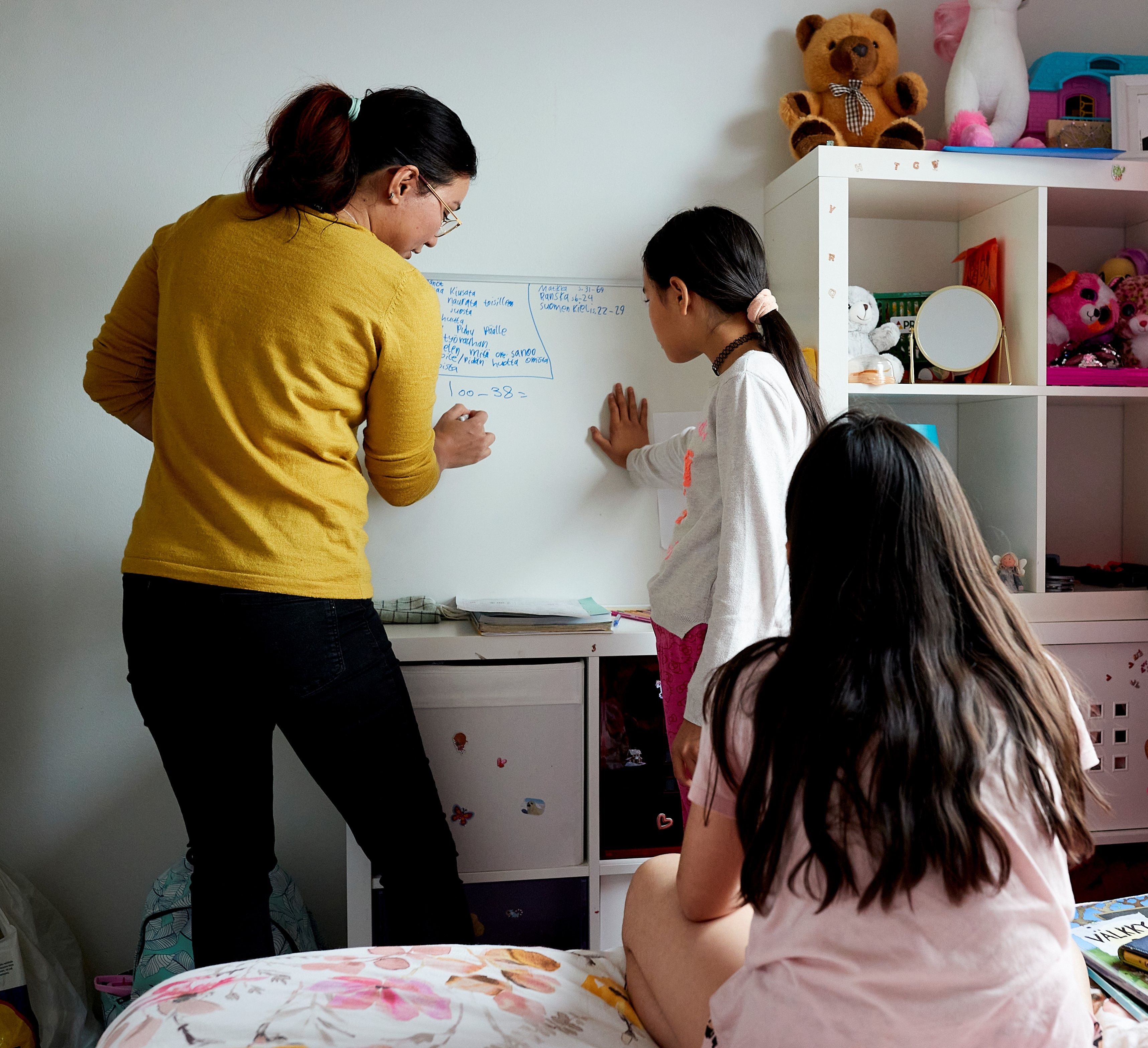 Usein tytöt leikkivät huoneessaan koulua. Nargisista on kivaa olla opettaja. Isona hän haluaa lääkäriksi, malliksi tai poliisiksi.