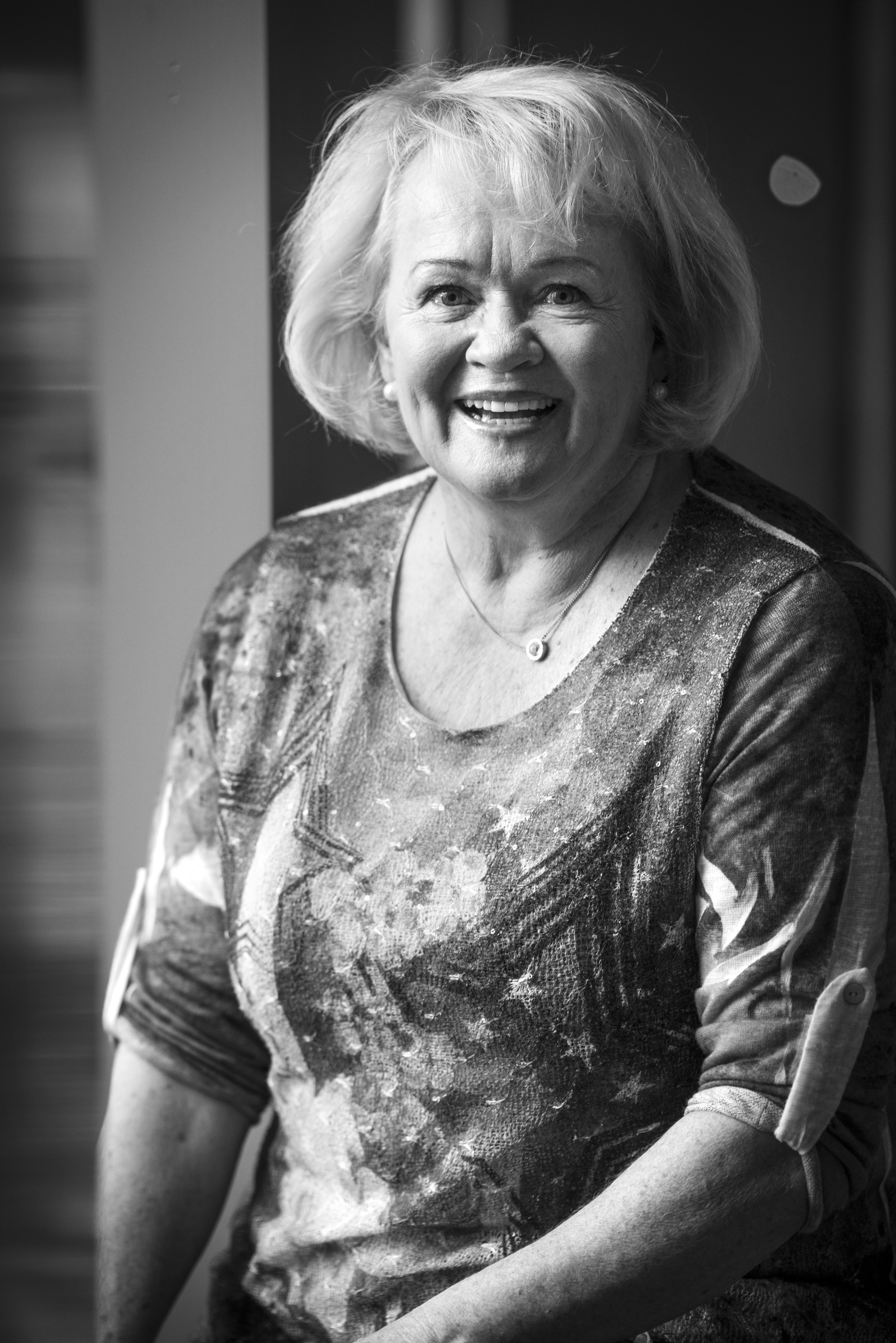 Eeva-Leena Pokela on 65-vuotias professori, muusikko ja juontaja. Hän työskenteli yli 30 vuotta Sibelius-Akatemiassa musiikkikasvatuksen lehtorina. Eeva-Leena aloitti uransa lapsitähtenä muusikkovanhempiensa Marjatta ja Martti&nbsp;Pokelan&nbsp;kanssa. Hän asuu Helsingissä ja on naimisissa erikoishammaslääkäri Christian Nymanin kanssa.